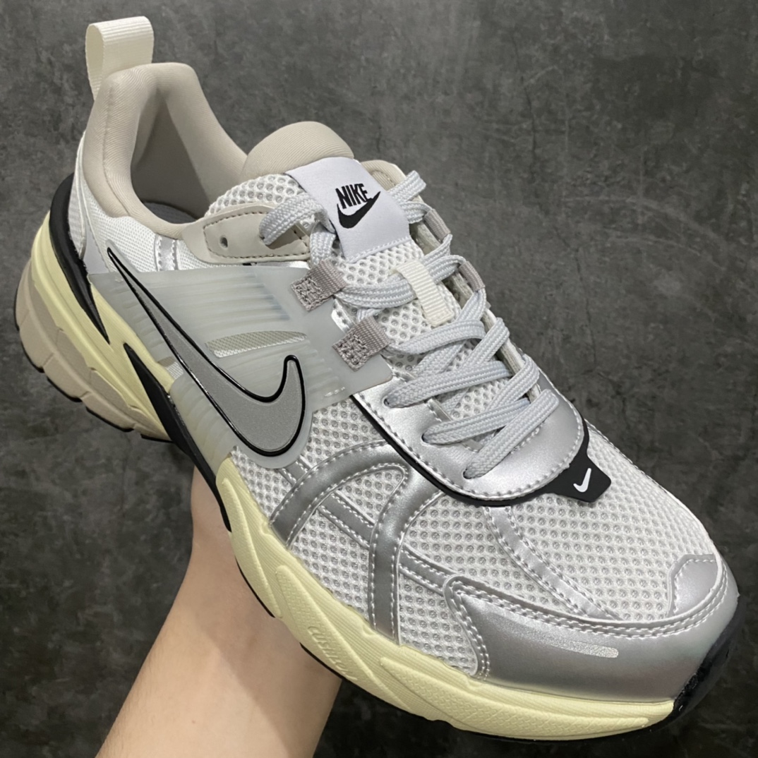 NIKEV2KRUN跑步鞋复古风潮网面透气运动鞋灰银紧致的鞋面材质提供良好的包裹性鞋侧Swoosh以及鞋