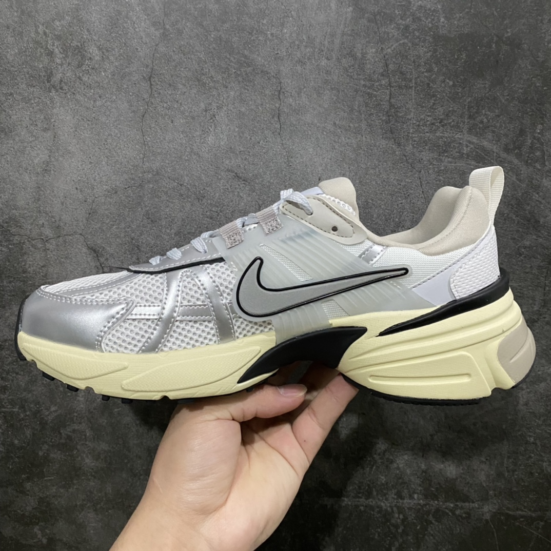 NIKEV2KRUN跑步鞋复古风潮网面透气运动鞋灰银紧致的鞋面材质提供良好的包裹性鞋侧Swoosh以及鞋