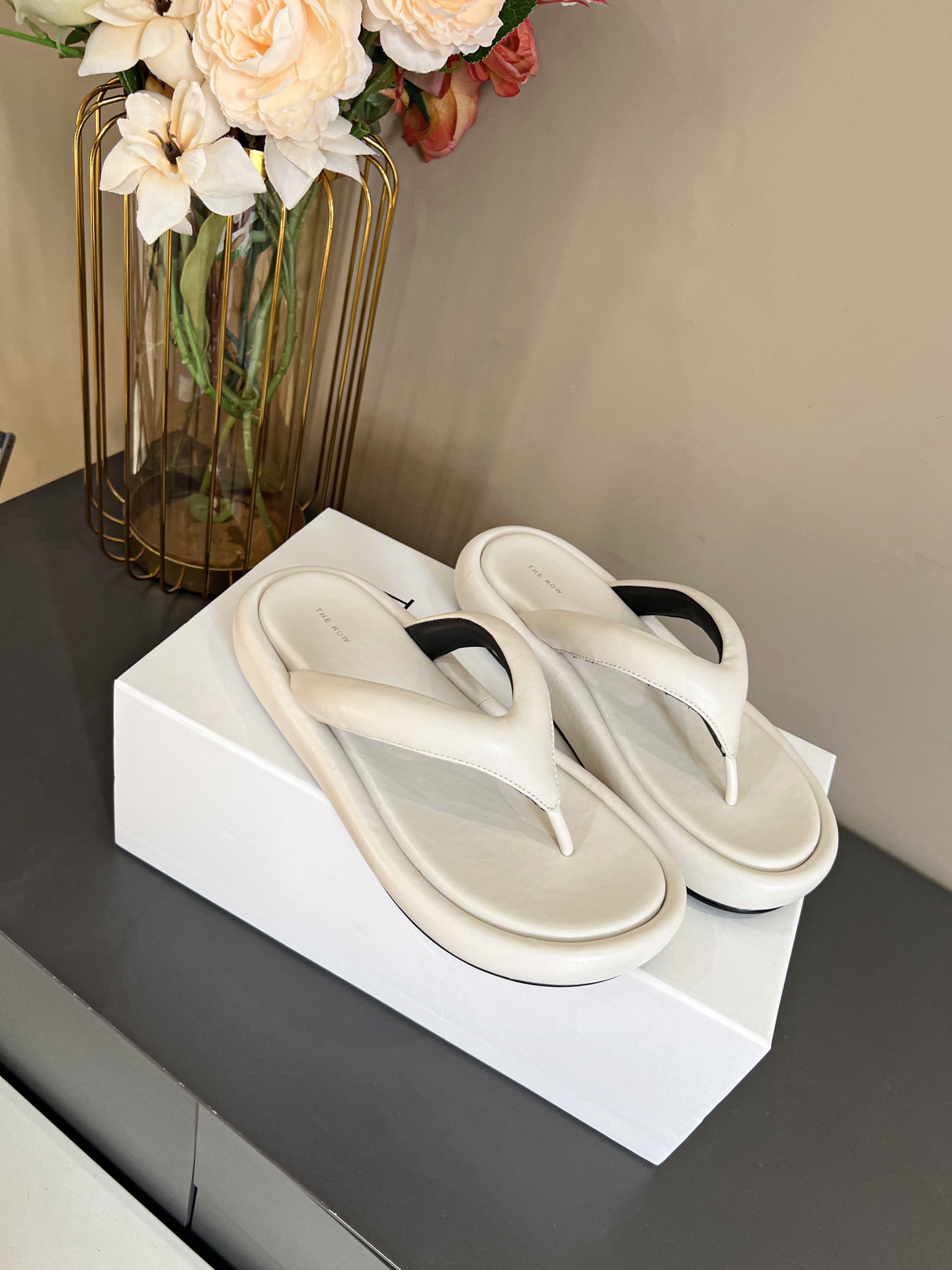 NO:240496,The latest model of the RW is one of the most popular brands in the past two years, and almost everyone in the bloggers have a pair!  Recommend this casual and design-oriented flip flops. This flip flops can be very eye-catching whether it is jeans, linen leg pants or skirts. Original material is 1:1 customized material: lambskin upper, outsole: original rubber outsole, height of about 3cm. Size: 35-40 (40 custom made without return or replacement) with original packaging, split-toe shoes, slippers, skirts, jeans, sheepskin19860909the rw最新款是近两年最火之一的品牌,几乎博主人手一双！推荐这款随性又不乏设计感的人字拖鞋,这款人字拖鞋无论是配牛仔裤,亚麻腿裤还是裙子都可以很亮眼原版购入开模开底,原版材料1:1定制材料:小羊皮鞋面,大底:原版橡胶大底,高度3cm左右 码数:35-40（40订做不退不换）配原版包装,分趾鞋,slippers,skirts,jeans,sheepskin,Women's Shoes