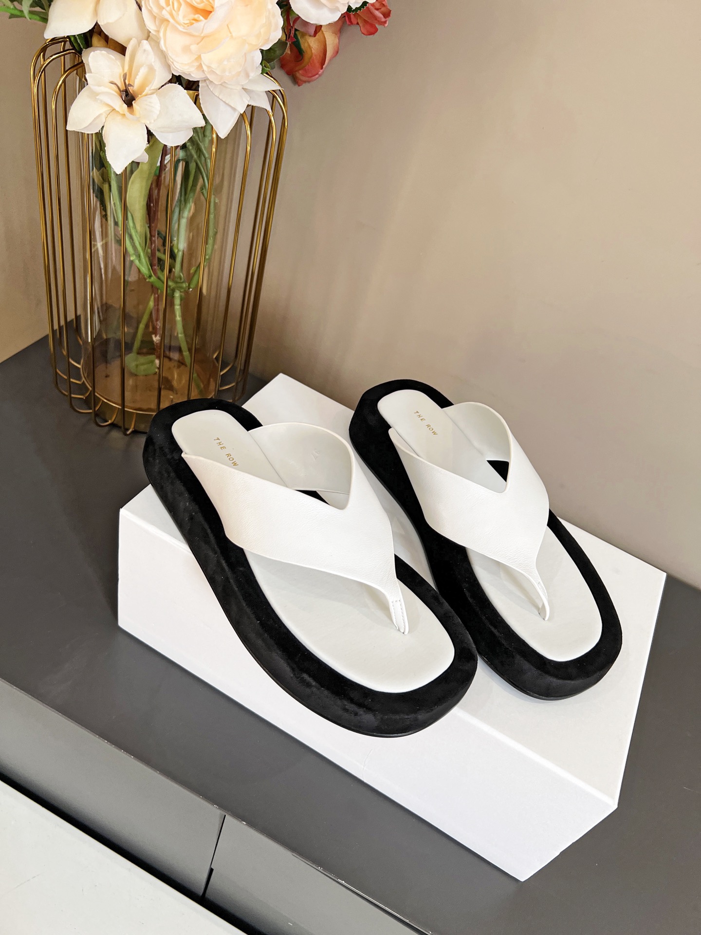 NO:240474,THE RW is a young brand from the United States and is one of the most popular brands in the past two years. Almost everyone in the bloggers have a pair of them!  Recommend this casual and design-oriented flip flops. This flip flops can be very eye-catching whether it is jeans, linen leg pants or skirts. Original material is 1:1 customized material: calf leather upper, outsole: original rubber outsole, height of about 3cm. Size: 35-40 (40 custom made without return or replacement) with original packaging, split-toe shoes, slippers, skirts, jeans, cowhide19860909THE RW来自美国的年轻品牌,是近两年最火之一的品牌,几乎博主人手一双！推荐这款随性又不乏设计感的人字拖鞋,这款人字拖鞋无论是配牛仔裤,亚麻腿裤还是裙子都可以很亮眼原版购入开模开底,原版材料1:1定制材料:小牛皮鞋面,大底:原版橡胶大底,高度3cm左右 码数:35-40（40订做不退不换）配原版包装,分趾鞋,slippers,skirts,jeans,cowhide,Women's Shoes