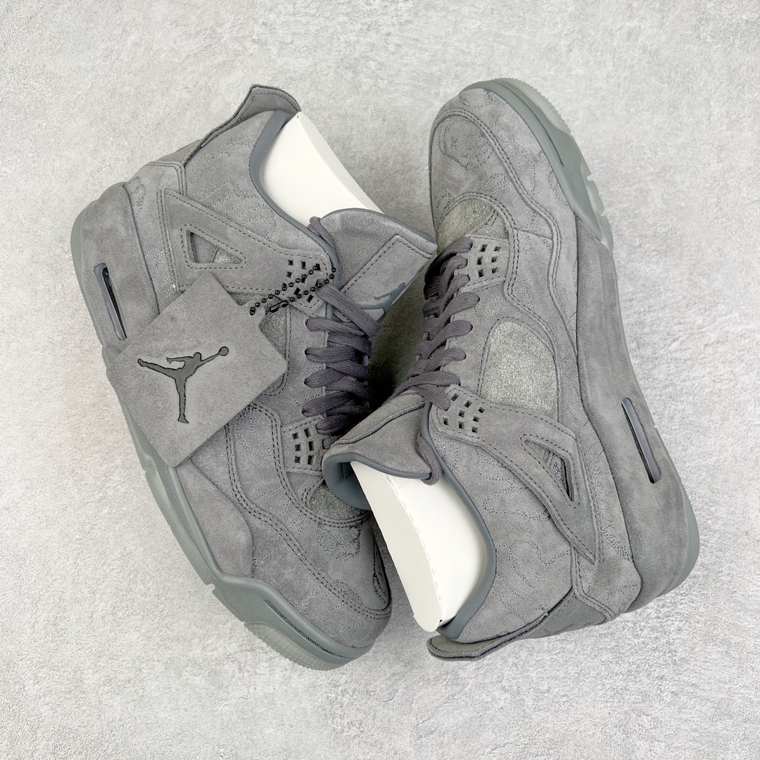 图片[3]-零售💰570 ＃R1/DT纯原 KAWS x Air Jordan AJ4 \”Cool Grey\” 涂鸦联名酷灰 930155-003 翻水经典 历史细节最优 完美出货纯原市场最高工艺复刻 无色差修正 夜光大底调试 涂鸦、色卡与原版基本零差距 原厂麂皮定制 高密度原厂电绣鞋面涂鸦 原盒原配 独家配原鞋拆解开发 原楦原纸板开发 全市场最纯正四代版型 原底真实气垫 回弹反馈充足 完美鞋楦打造 市面最高工艺一切细节如图实拍 所见所得 原装头层皮冲裁 Size：40 40.5 41 42 42.5 43 44 44.5 45 46 47.5 48.5 编码：by5936070-运动鞋