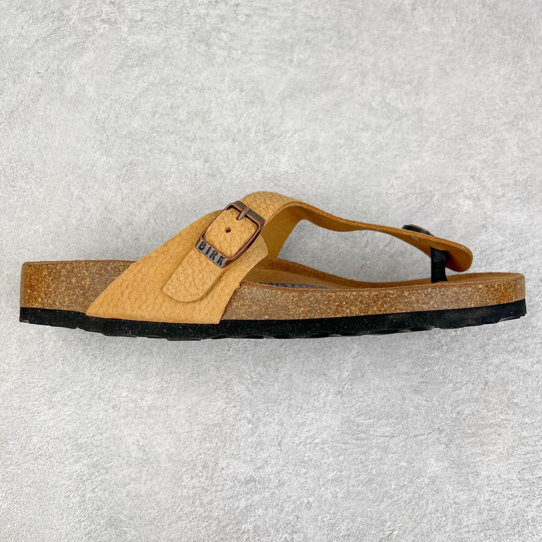 零售💰240 ＃DC Birkenstock Ramses 系列 勃肯夹趾皮革绒面双扣时尚人字拖拖鞋 牛皮绒面革质地柔软 搭配可调节鞋扣提升穿着舒适度 人体工学设计分散脚部压力 保护脚踝 软木乳胶鞋床具有一定的收缩性 长时间穿着后能贴合脚型 EVA鞋底回弹性和抗张性力高 具有良好的防震、缓冲性  四季皆宜 柔软的鞋床采用额外的泡沫缓冲层 提供额外的舒适感和全天支撑 全网独家首发 源于德国的严谨工艺  牛巴戎面 中层松木 EVA 三层组合大底 优质牛皮面料五金扣 出口订单 尺码：35-44 编码：by2936040-运动鞋