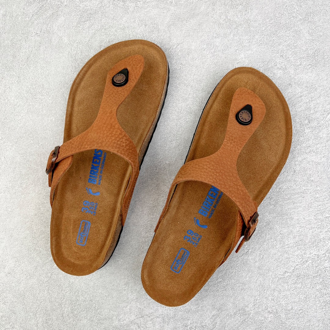 图片[3]-零售💰240 ＃DC Birkenstock Ramses 系列 勃肯夹趾皮革绒面双扣时尚人字拖拖鞋 牛皮绒面革质地柔软 搭配可调节鞋扣提升穿着舒适度 人体工学设计分散脚部压力 保护脚踝 软木乳胶鞋床具有一定的收缩性 长时间穿着后能贴合脚型 EVA鞋底回弹性和抗张性力高 具有良好的防震、缓冲性  四季皆宜 柔软的鞋床采用额外的泡沫缓冲层 提供额外的舒适感和全天支撑 全网独家首发 源于德国的严谨工艺  牛巴戎面 中层松木 EVA 三层组合大底 优质牛皮面料五金扣 出口订单 尺码：35-44 编码：by2936040-运动鞋