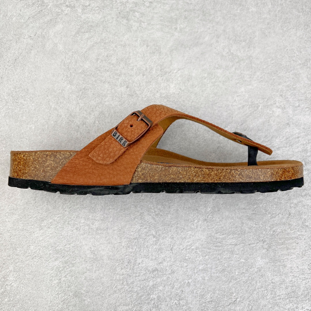 零售💰240 ＃DC Birkenstock Ramses 系列 勃肯夹趾皮革绒面双扣时尚人字拖拖鞋 牛皮绒面革质地柔软 搭配可调节鞋扣提升穿着舒适度 人体工学设计分散脚部压力 保护脚踝 软木乳胶鞋床具有一定的收缩性 长时间穿着后能贴合脚型 EVA鞋底回弹性和抗张性力高 具有良好的防震、缓冲性  四季皆宜 柔软的鞋床采用额外的泡沫缓冲层 提供额外的舒适感和全天支撑 全网独家首发 源于德国的严谨工艺  牛巴戎面 中层松木 EVA 三层组合大底 优质牛皮面料五金扣 出口订单 尺码：35-44 编码：by2936040-运动鞋