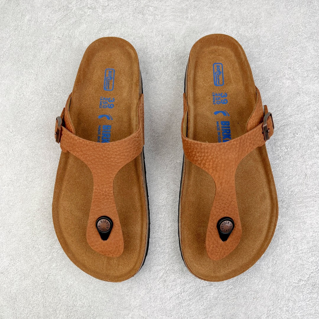 图片[2]-零售💰240 ＃DC Birkenstock Ramses 系列 勃肯夹趾皮革绒面双扣时尚人字拖拖鞋 牛皮绒面革质地柔软 搭配可调节鞋扣提升穿着舒适度 人体工学设计分散脚部压力 保护脚踝 软木乳胶鞋床具有一定的收缩性 长时间穿着后能贴合脚型 EVA鞋底回弹性和抗张性力高 具有良好的防震、缓冲性  四季皆宜 柔软的鞋床采用额外的泡沫缓冲层 提供额外的舒适感和全天支撑 全网独家首发 源于德国的严谨工艺  牛巴戎面 中层松木 EVA 三层组合大底 优质牛皮面料五金扣 出口订单 尺码：35-44 编码：by2936040-运动鞋