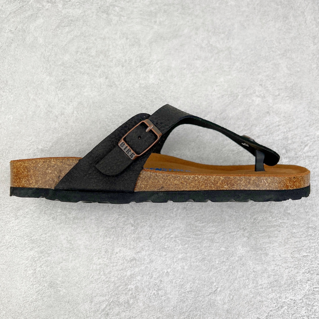 零售💰240 ＃DC Birkenstock Ramses 系列 勃肯夹趾皮革绒面双扣时尚人字拖拖鞋 牛皮绒面革质地柔软 搭配可调节鞋扣提升穿着舒适度 人体工学设计分散脚部压力 保护脚踝 软木乳胶鞋床具有一定的收缩性 长时间穿着后能贴合脚型 EVA鞋底回弹性和抗张性力高 具有良好的防震、缓冲性  四季皆宜 柔软的鞋床采用额外的泡沫缓冲层 提供额外的舒适感和全天支撑 全网独家首发 源于德国的严谨工艺  牛巴戎面 中层松木 EVA 三层组合大底 优质牛皮面料五金扣 出口订单 尺码：35-44 编码：by2936040-运动鞋