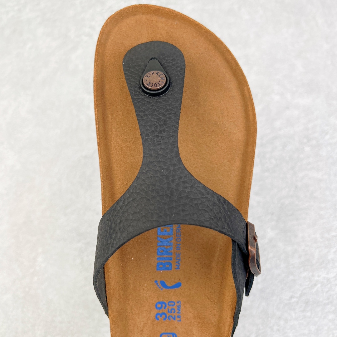 图片[4]-零售💰240 ＃DC Birkenstock Ramses 系列 勃肯夹趾皮革绒面双扣时尚人字拖拖鞋 牛皮绒面革质地柔软 搭配可调节鞋扣提升穿着舒适度 人体工学设计分散脚部压力 保护脚踝 软木乳胶鞋床具有一定的收缩性 长时间穿着后能贴合脚型 EVA鞋底回弹性和抗张性力高 具有良好的防震、缓冲性  四季皆宜 柔软的鞋床采用额外的泡沫缓冲层 提供额外的舒适感和全天支撑 全网独家首发 源于德国的严谨工艺  牛巴戎面 中层松木 EVA 三层组合大底 优质牛皮面料五金扣 出口订单 尺码：35-44 编码：by2936040-运动鞋