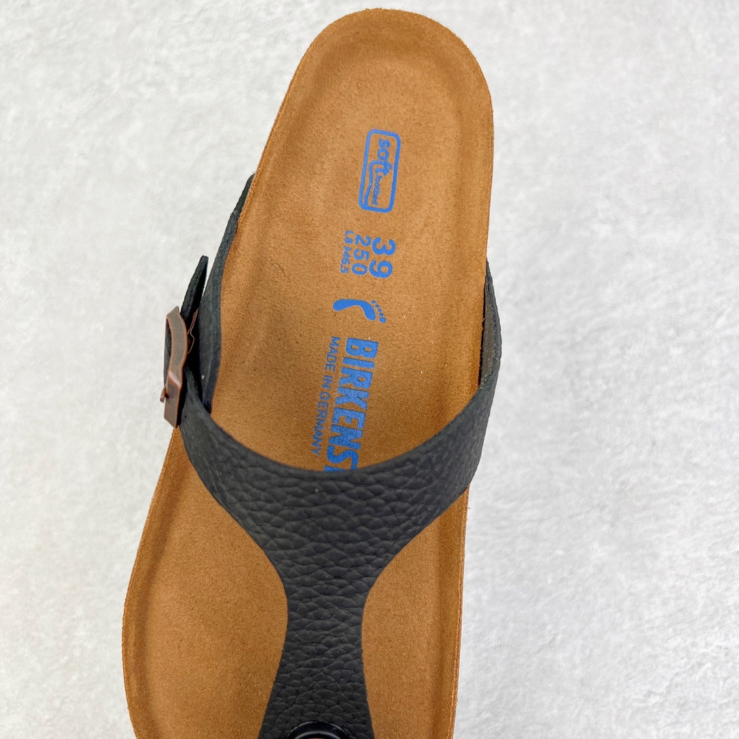 图片[5]-零售💰240 ＃DC Birkenstock Ramses 系列 勃肯夹趾皮革绒面双扣时尚人字拖拖鞋 牛皮绒面革质地柔软 搭配可调节鞋扣提升穿着舒适度 人体工学设计分散脚部压力 保护脚踝 软木乳胶鞋床具有一定的收缩性 长时间穿着后能贴合脚型 EVA鞋底回弹性和抗张性力高 具有良好的防震、缓冲性  四季皆宜 柔软的鞋床采用额外的泡沫缓冲层 提供额外的舒适感和全天支撑 全网独家首发 源于德国的严谨工艺  牛巴戎面 中层松木 EVA 三层组合大底 优质牛皮面料五金扣 出口订单 尺码：35-44 编码：by2936040-运动鞋