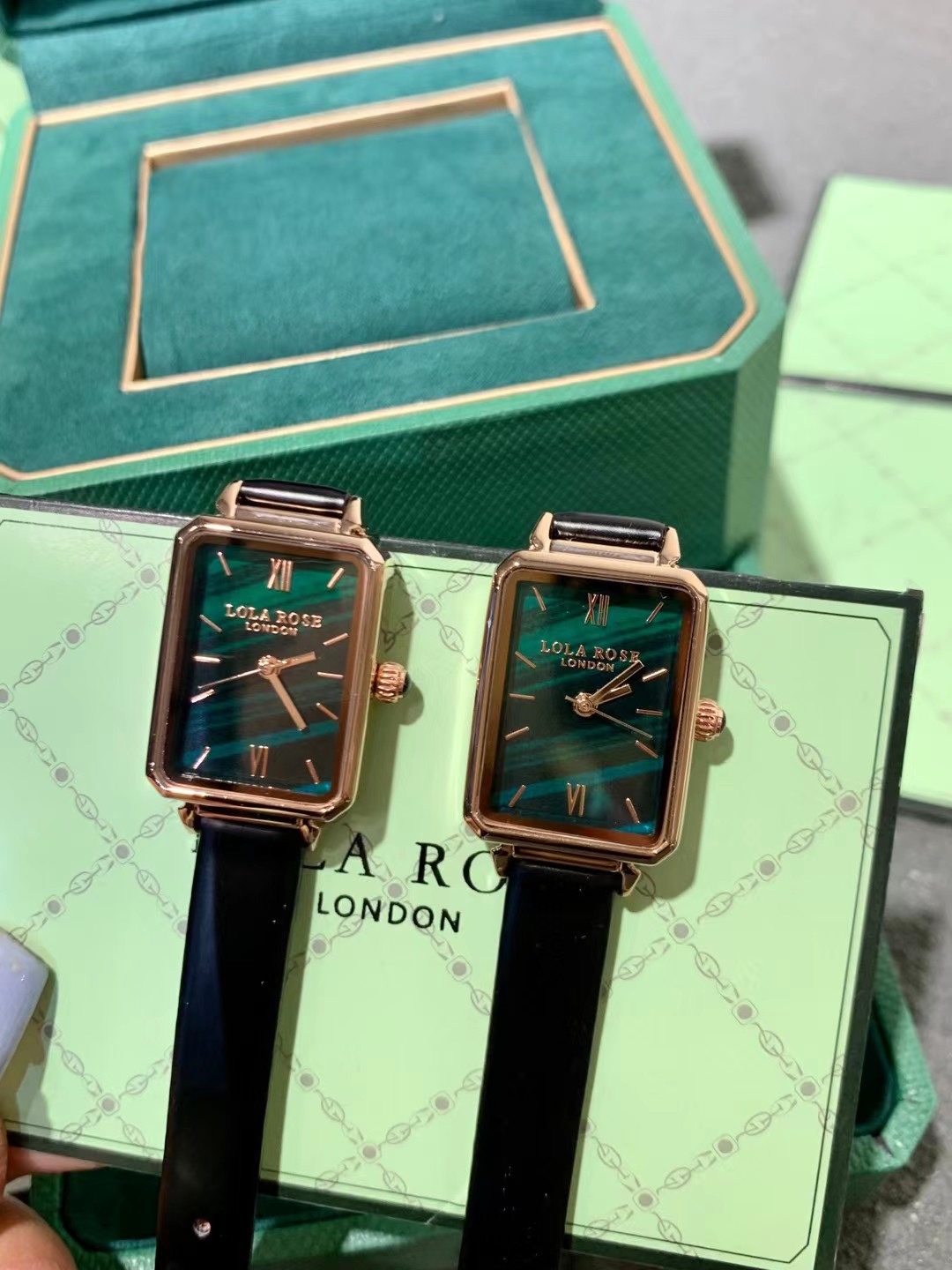 “New Lola Rose Watch: Stylish Green Peacock Design with Swiss Stone, Waterproof” - 图片 6