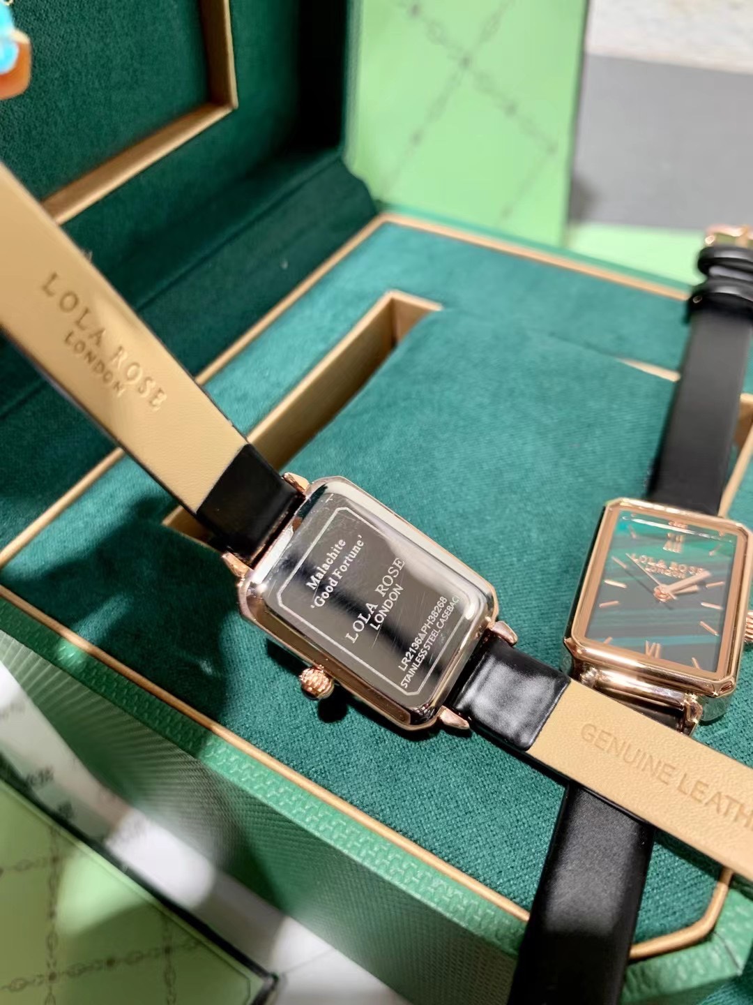 “New Lola Rose Watch: Stylish Green Peacock Design with Swiss Stone, Waterproof” - 图片 5