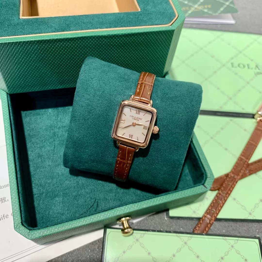 “Lola Rose’s Unique Peacock Green Watch by British Designer Laura” - 图片 2