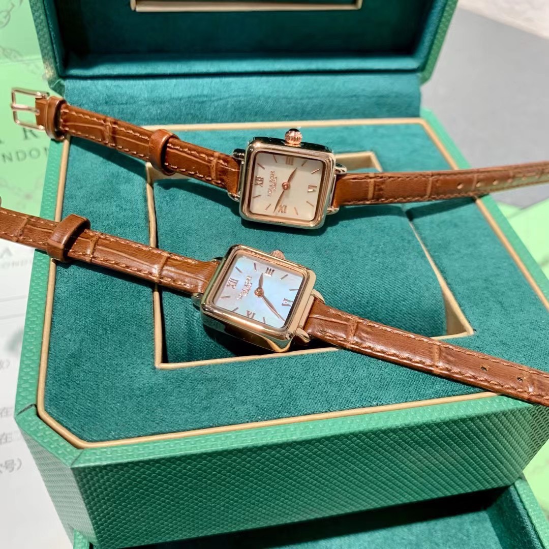 “Lola Rose’s Unique Peacock Green Watch by British Designer Laura” - 图片 9