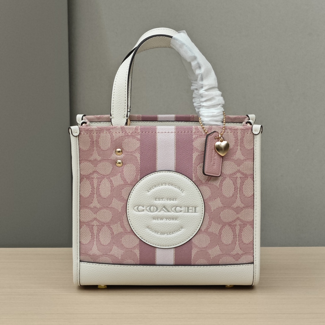 Coach蔻驰托特包💰220 夏天必备轻奢包包,包身轻便舒适容量大,颜色极具清新氛围,实用与美观兼具的包包。 规格:22*20*11cm