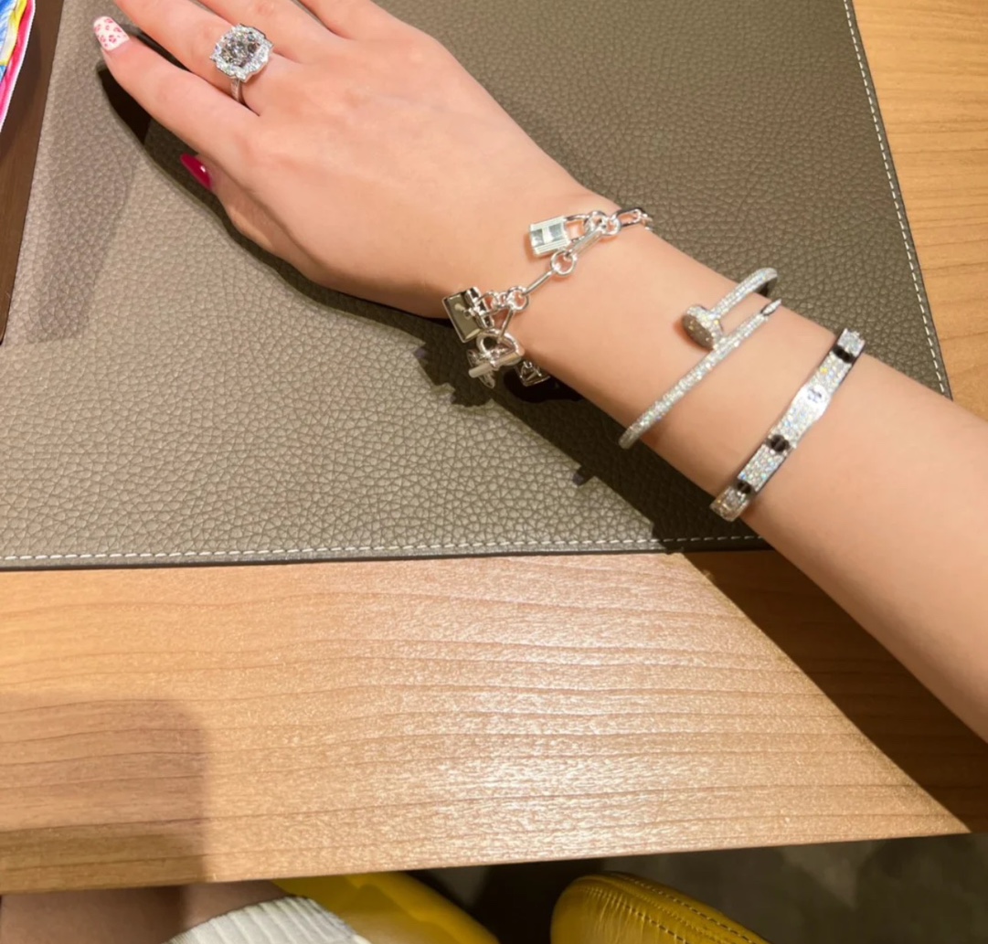 NO:632990,88320 arrived today. New bag pendant thick chain silver bracelet bag hanging two-in-one. Classic element bag lock badge. It is so worth collecting. It looks so good for daily matching. It can be used as a bag hanging with a simple modification. Great value. It is worth buying even if it is not available. Z silver material. Customized copper material. Electroplated electro-optical silver. Bracelet ready with packaging, bracelet, Cartier high-end jewelry.1986090988320今日到货 新款包包吊坠粗链条银色手链包挂二合一 家经典元素包包锁头徽章 太值得收藏啦 日常搭配太好看咯 简单改造一下还能当包挂使用 超值 白富美们不配货也值得入的单品 z银材质 定制款铜材质 电镀电光银 手链现货带包装,,bracelet,卡迪亚高端饰品,Jewelry