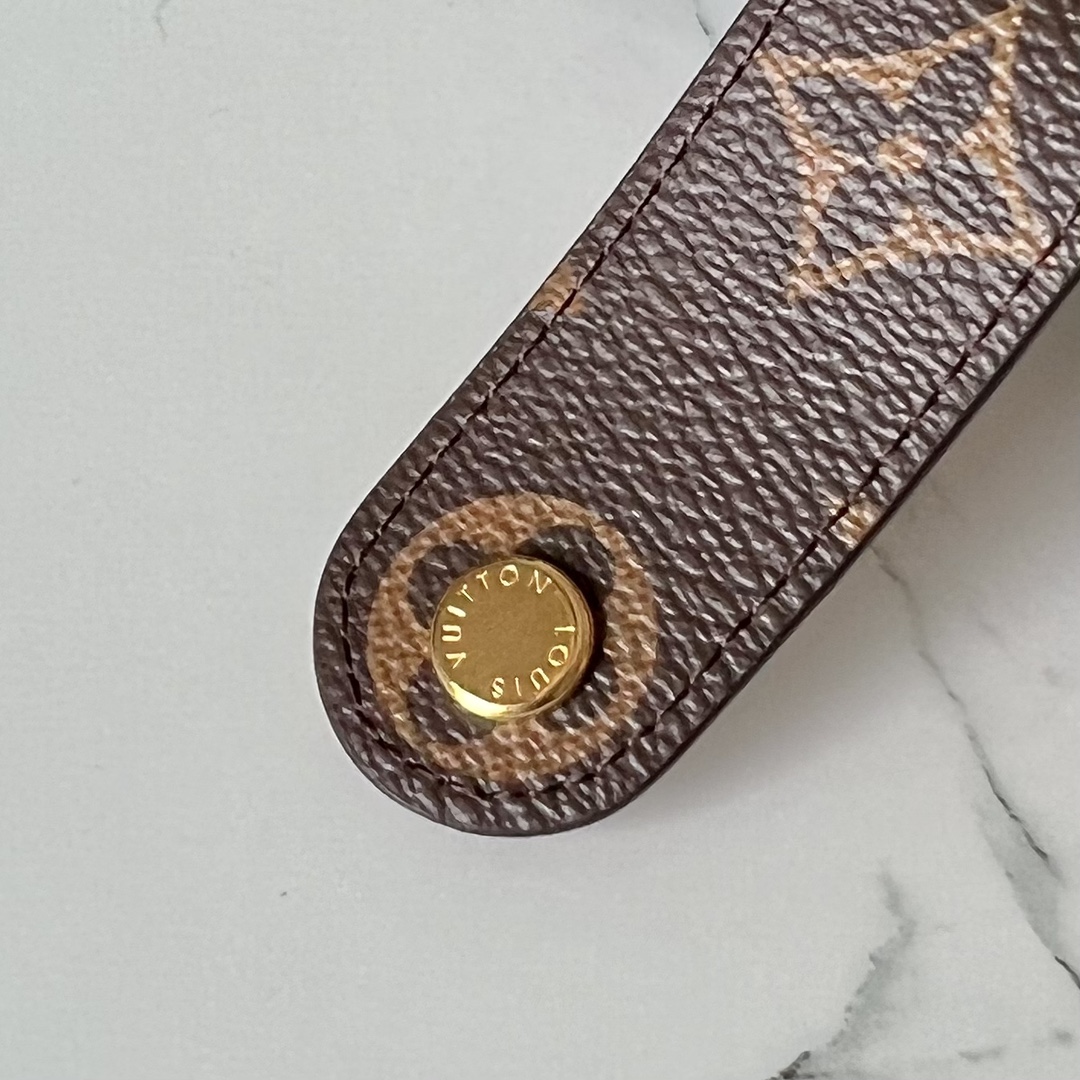 芯片版顶级原单M61731啡色多功能卡包此款钱夹采用柔软的Monogram帆布制成！衬以颜色鲜艳的內衬！