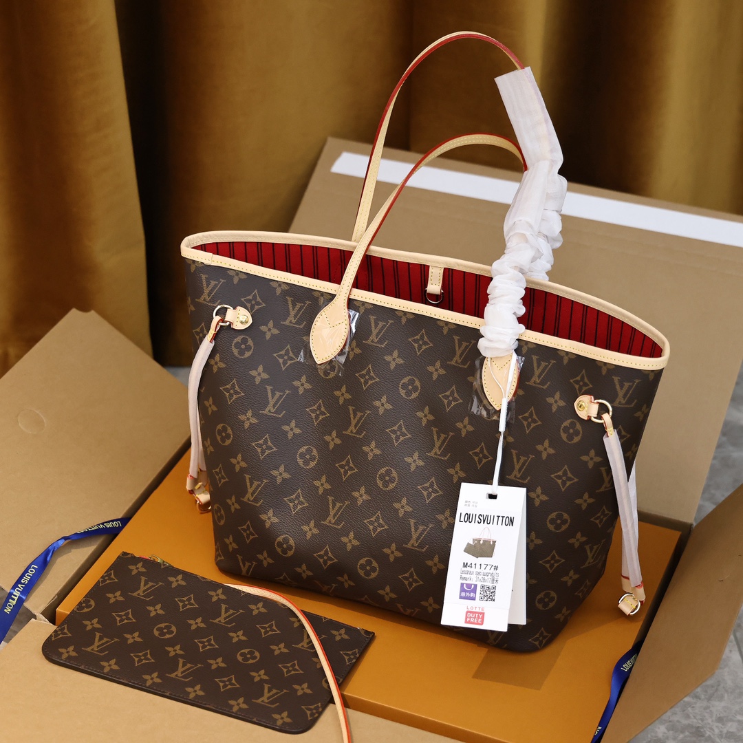 Lv Neverfull 中号手袋 高端版本 重新设计的内袋采用了清新的织物内衬和灵感源自路易威登档案馆的复古细节,尤其值得称道的莫过于可脱卸式拉链手包,它既可单独作为一只精致手拿包使用,亦可作为额外的口袋 明快的内衬色调为 Monogram 经典帆布增加了更多活泼生动之感. 规格:31*28*14cm(全套免税包装)