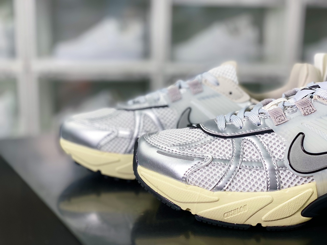 Wmns Runtekk Low ”Summit White/Metallic Silver” retro trendy series jogging shoes ”metallic silver white and black old” FD0736-100