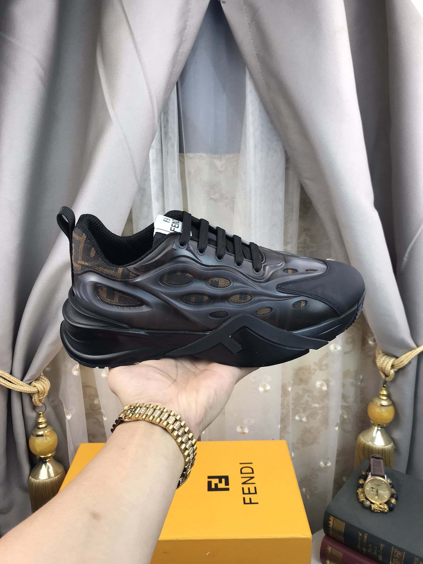 Fendi (FENDI) los hombres de moda zapatos casuales popping venta caliente sitio web oficial 1:1 répl