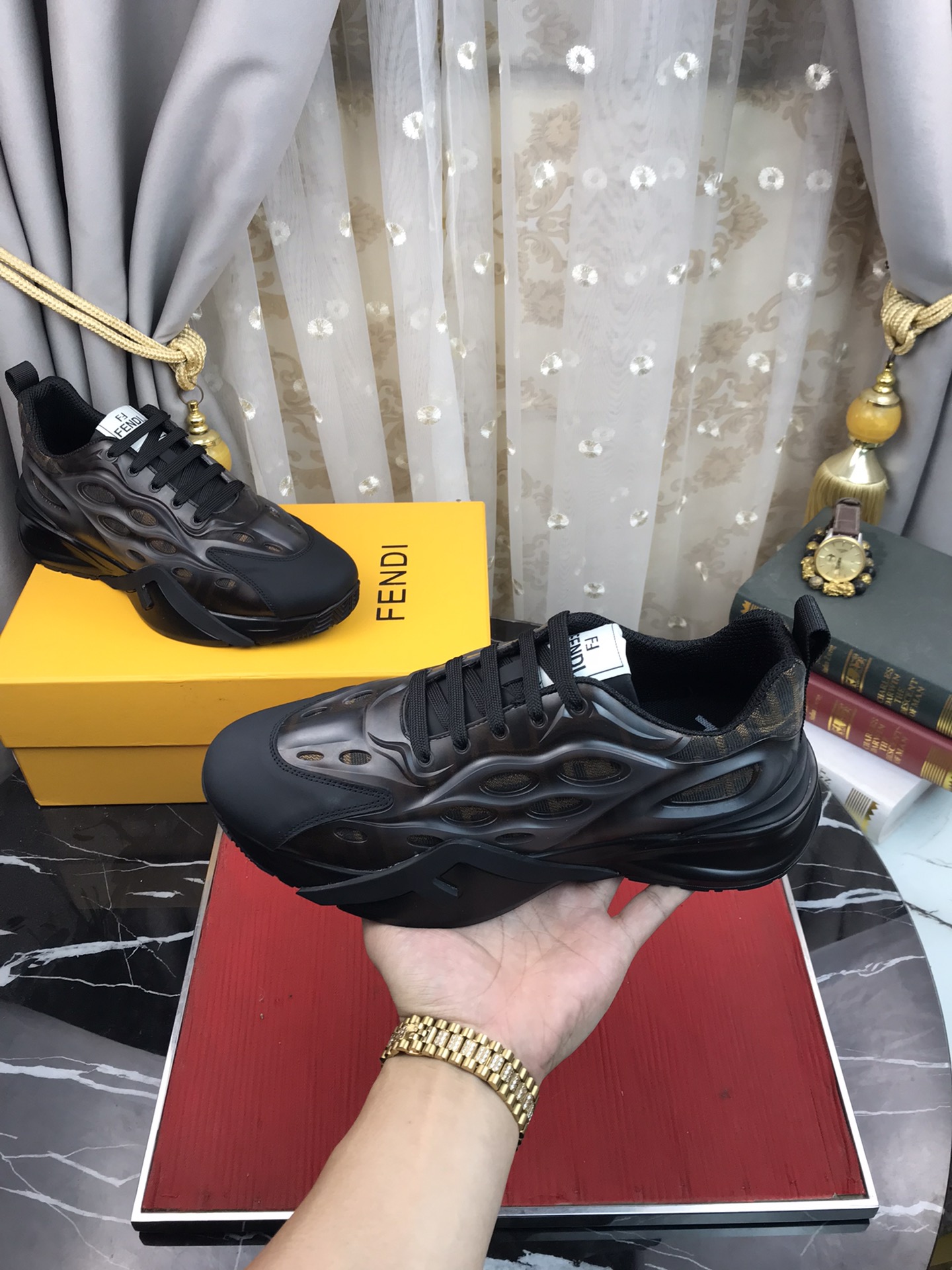 Fendi (FENDI) los hombres de moda zapatos casuales popping venta caliente sitio web oficial 1:1 répl