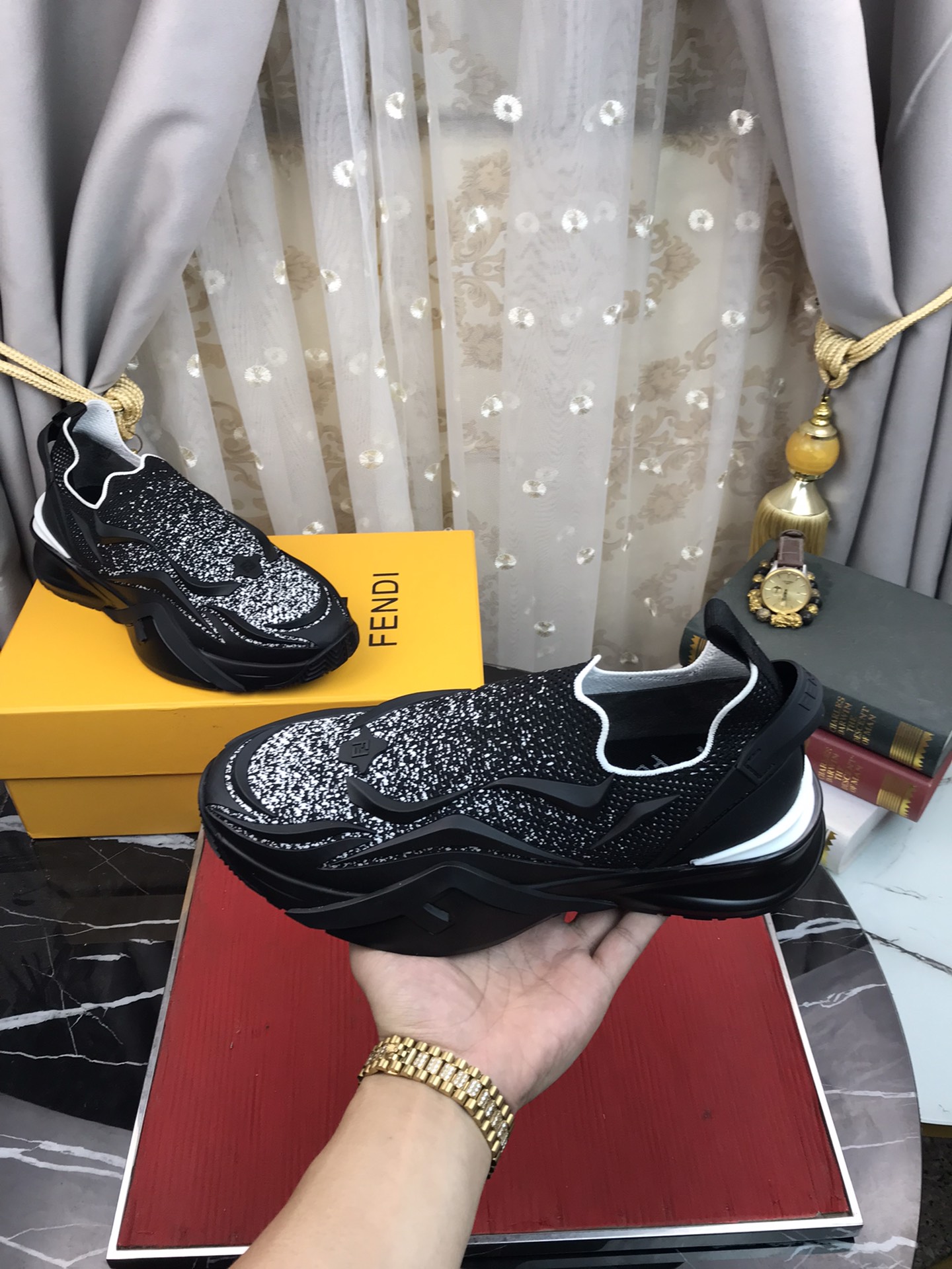 Fendi (FENDI) los hombres de moda zapatos casuales popping venta caliente sitio web oficial 1:1 répl