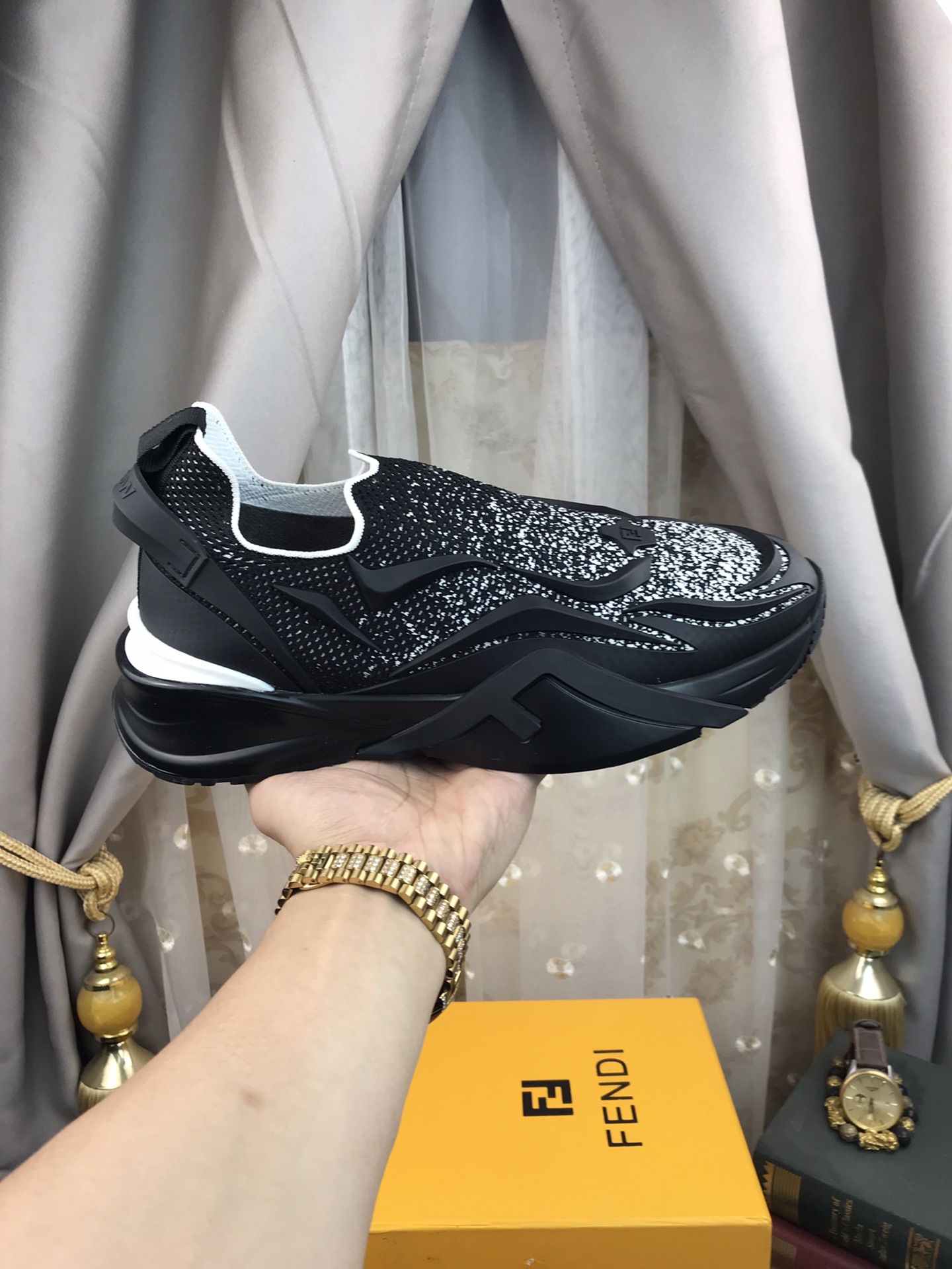 Fendi (FENDI) los hombres de moda zapatos casuales popping venta caliente sitio web oficial 1:1 répl