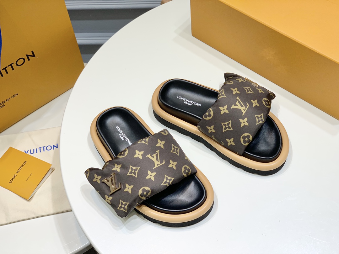 NO:407622,L Donkey Home's new co-branded limited model of the highest-fire sandals are the must-have summer shoe effect. The material is velvet filling, cowhide inner lining, high-density wear-resistant foaming outsole. Size 35-40# (41# can be customized and not replaced), slippers, louis vuitton, louis vuitton, slippers, cowhide19860909L驴家新款联名限定款zui火凉拖鞋颜值担当夏日必备上脚效果太了 材质对版鹅绒毛填充,牛皮内里 大底高密度耐磨发泡大底 码数35-40#（41#可订做不换）,拖鞋,louis vuitton,louis vuitton,slippers,cowhide,Women's Shoes