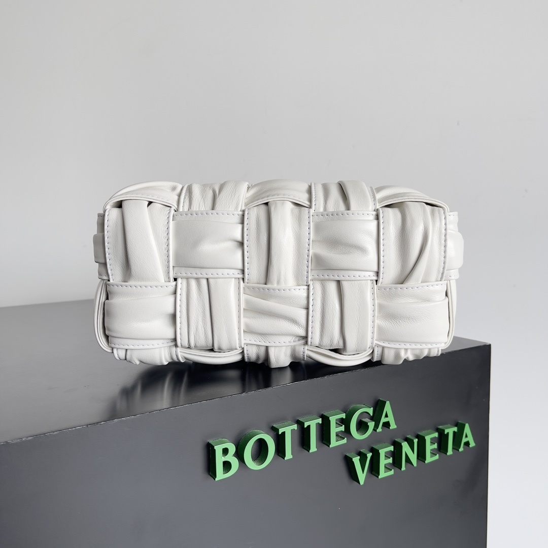 包控必入周雨彤米卡近期都在背的BV新款BottegaVeneta2022秋冬作为新任创意总监Matthi