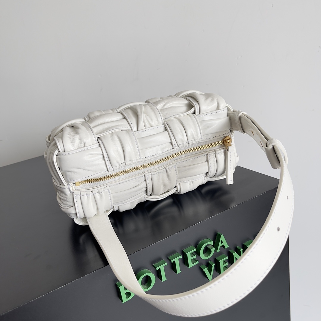 包控必入周雨彤米卡近期都在背的BV新款BottegaVeneta2022秋冬作为新任创意总监Matthi