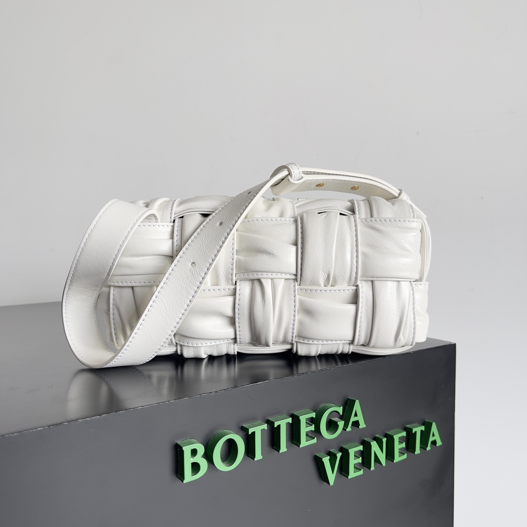 包控必入周雨彤米卡近期都在背的BV新款BottegaVeneta2022秋冬作为新任创意总监Matthi