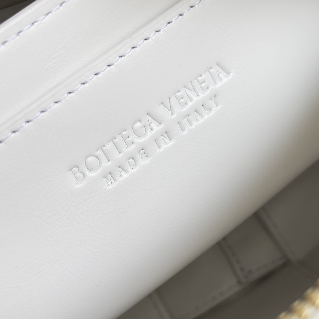 包控必入周雨彤米卡近期都在背的BV新款BottegaVeneta2022秋冬作为新任创意总监Matthi