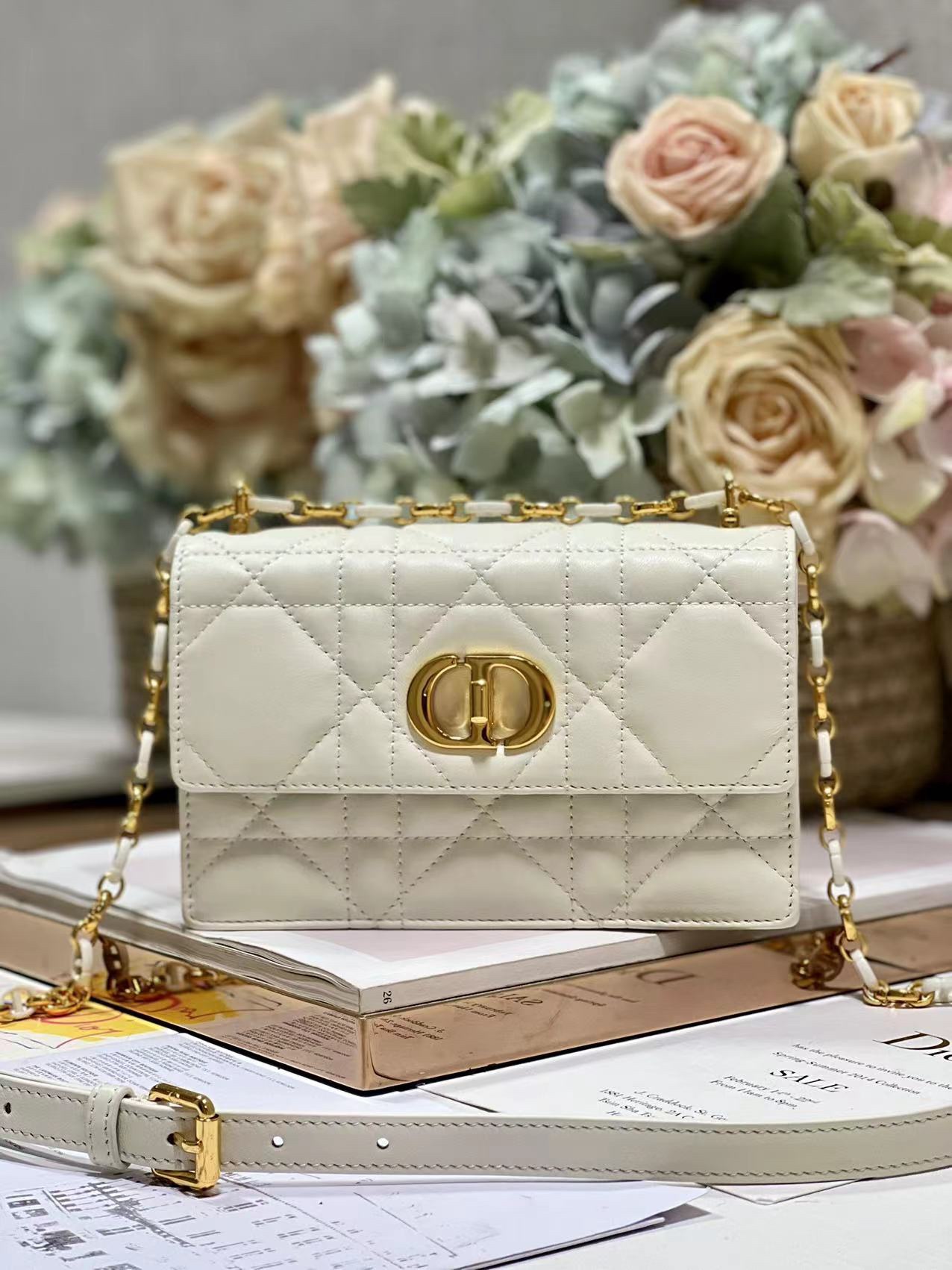 Dior Miss Caro 迷你手袋 白色 羊皮革 藤格纹 链条肩带