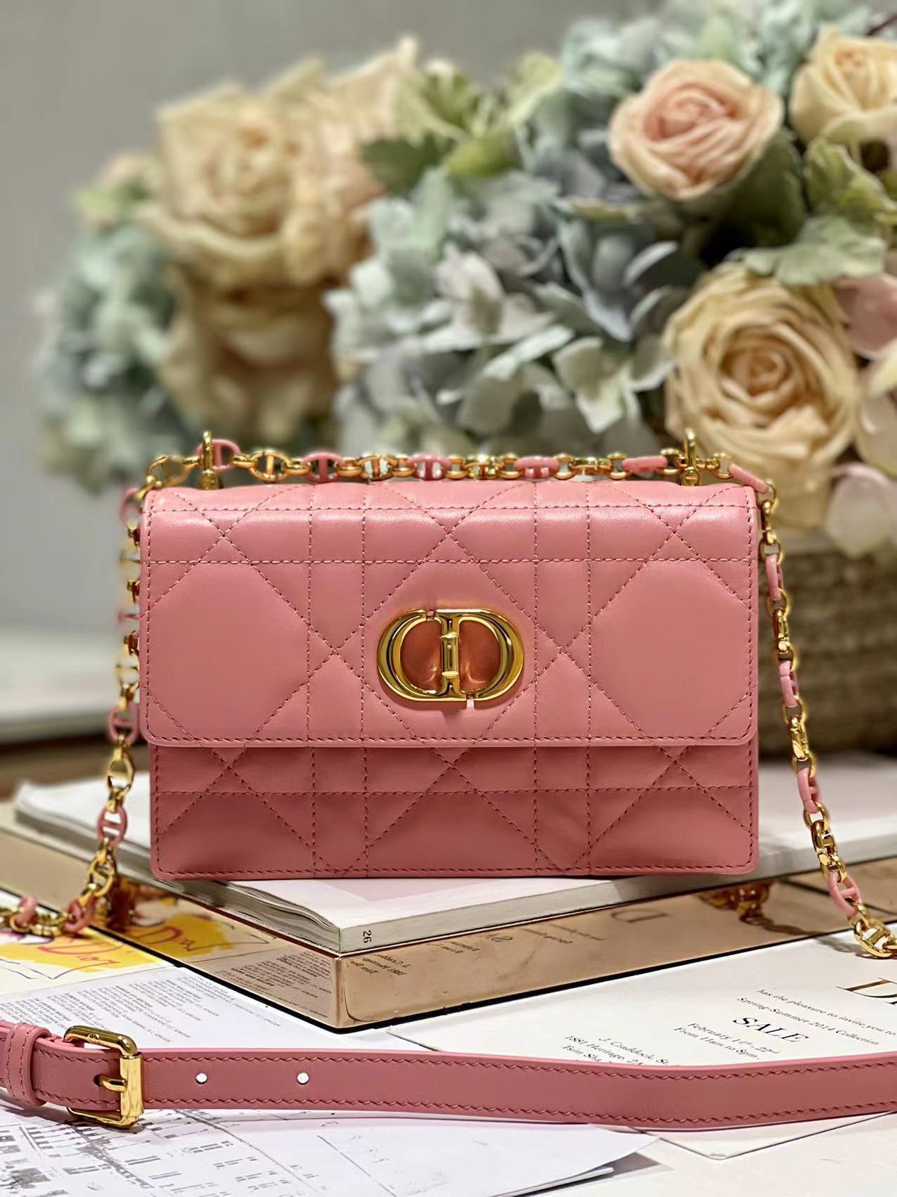 Dior Miss Caro мини-сумка розовая кожа ягнёнка стёганый узор с цепочным ремнём