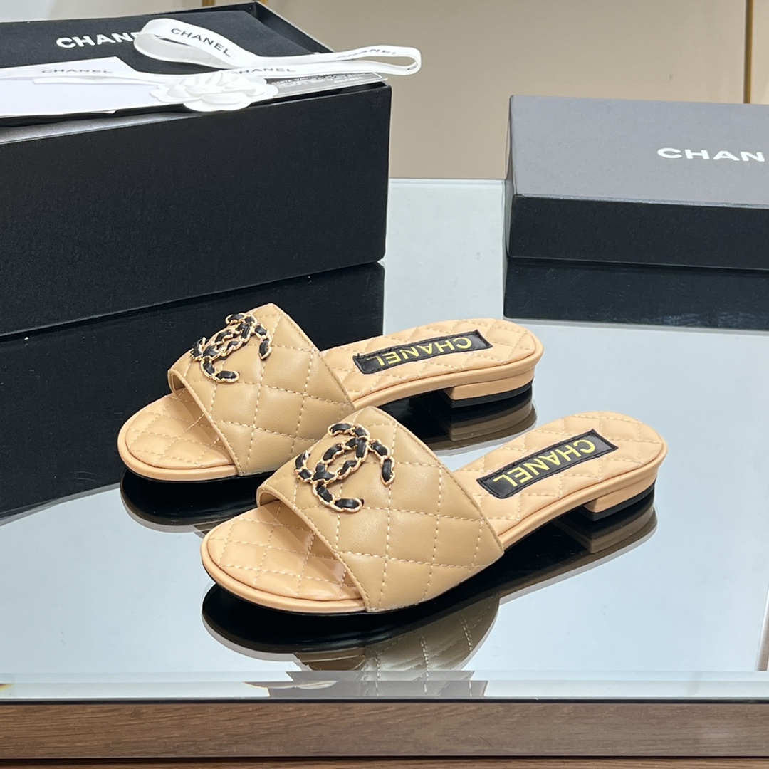 NO:129727,[Top Purchase Version] HANEL Chanel thick heels mid-high heel diamond double C chain buckle slippers A series of practical daily essential styles, which can be matched at will to create a variety of styles. The shoe body is irregular diamond double. C composition, and each angle is shining, highlighting the feminine temperament. This series is now available for sale!  !  !  Imported sheepskin upper, imported sheepskin inner, sole Italian leather outsole, size 35-39 (34, 40, 41 customized, non-return and exchange) All equipped with genuine Italian packaging, slippers, chanel, slippers, sheepskin, Leather soles19860909【顶级代购版本】 HANEL香奈儿 粗跟中高跟菱格双C链条扣拖鞋 一系列实穿的日常必备款式,可随心搭配,打造多样风格,鞋身不规则菱格双.C构成,每一个角度都闪耀光泽,凸显女性柔美气质,本系列现已登陆发售！！！ 鞋面进口羊皮 内里进口羊皮 鞋底意大利真皮大底 码数35-39（34、40、41定制不退换） 均配意大利正品包装,拖鞋,chanel,slippers,sheepskin,Leather soles,Women's Shoes