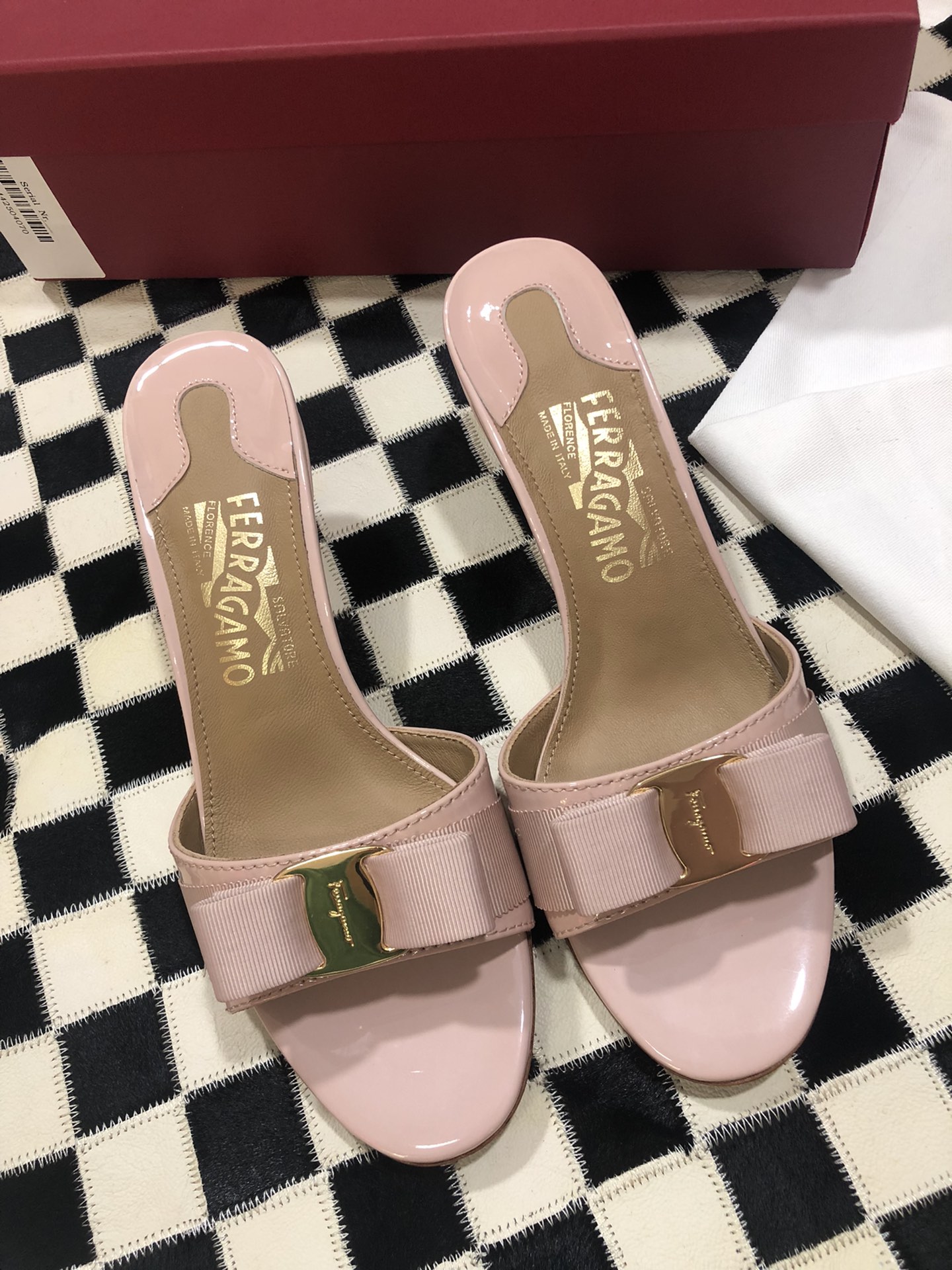 p240💰  🌿👠SF 🎉🎉 🎉🎉 salvatore Ferragamo 菲拉格慕细跟经典款拖鞋高跟凉拖✔️F家永不过时的百搭经典款✔️春夏仙女必备✔️ 🌴🌴🌴
🌱面料：牛漆皮 ➕混种羊皮内里 
🌱大底：真皮大底
🌱跟高： 5.5cm
🌱码数：34/35/36/37/38/39/40/41 （34.40.41定制不退换）