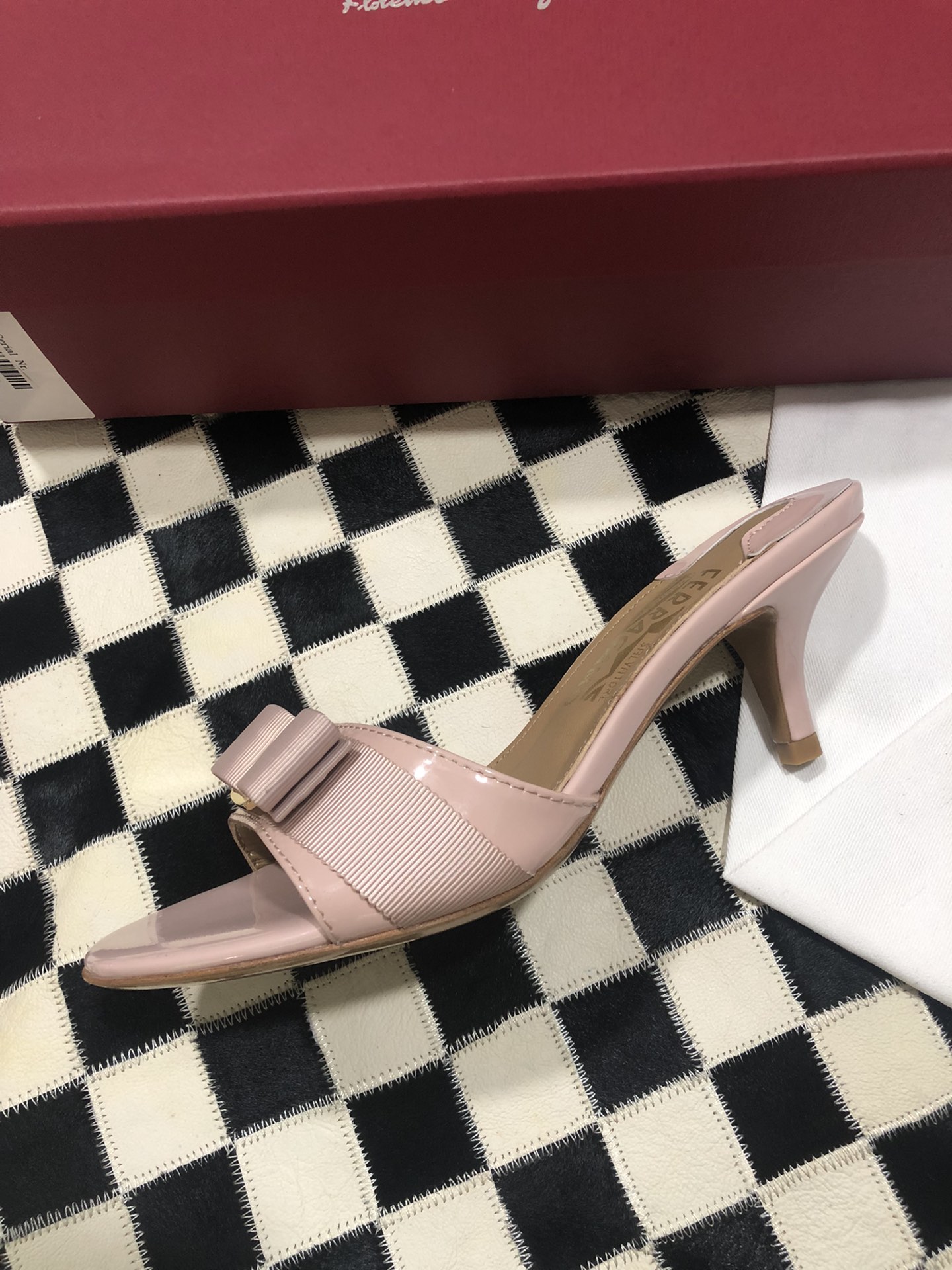 p240💰  🌿👠SF 🎉🎉 🎉🎉 salvatore Ferragamo 菲拉格慕细跟经典款拖鞋高跟凉拖✔️F家永不过时的百搭经典款✔️春夏仙女必备✔️ 🌴🌴🌴
🌱面料：牛漆皮 ➕混种羊皮内里 
🌱大底：真皮大底
🌱跟高： 5.5cm
🌱码数：34/35/36/37/38/39/40/41 （34.40.41定制不退换）