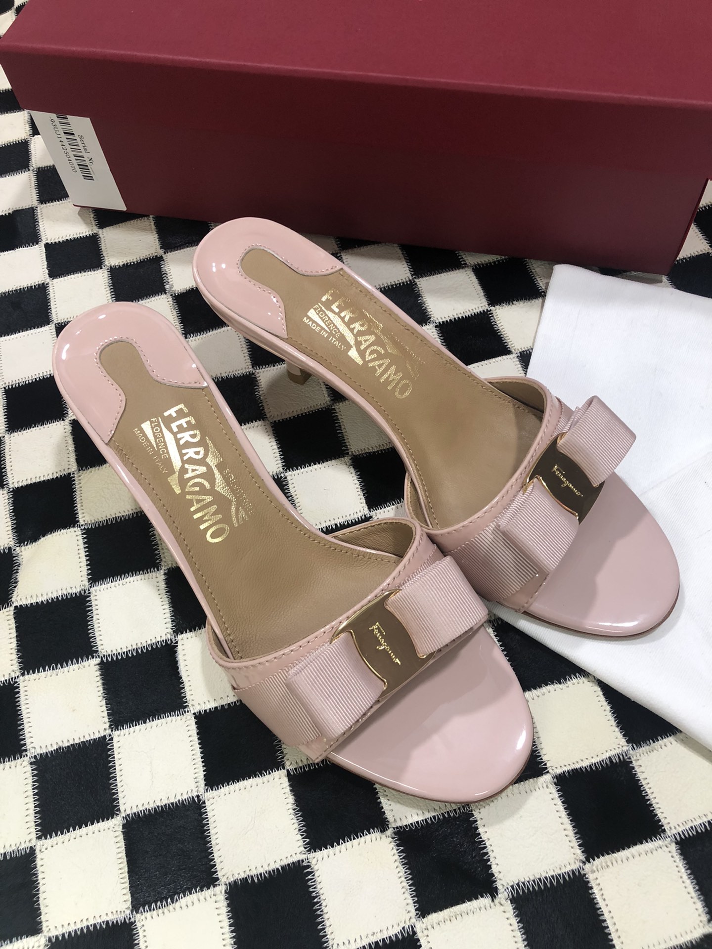 p240💰  🌿👠SF 🎉🎉 🎉🎉 salvatore Ferragamo 菲拉格慕细跟经典款拖鞋高跟凉拖✔️F家永不过时的百搭经典款✔️春夏仙女必备✔️ 🌴🌴🌴
🌱面料：牛漆皮 ➕混种羊皮内里 
🌱大底：真皮大底
🌱跟高： 5.5cm
🌱码数：34/35/36/37/38/39/40/41 （34.40.41定制不退换）