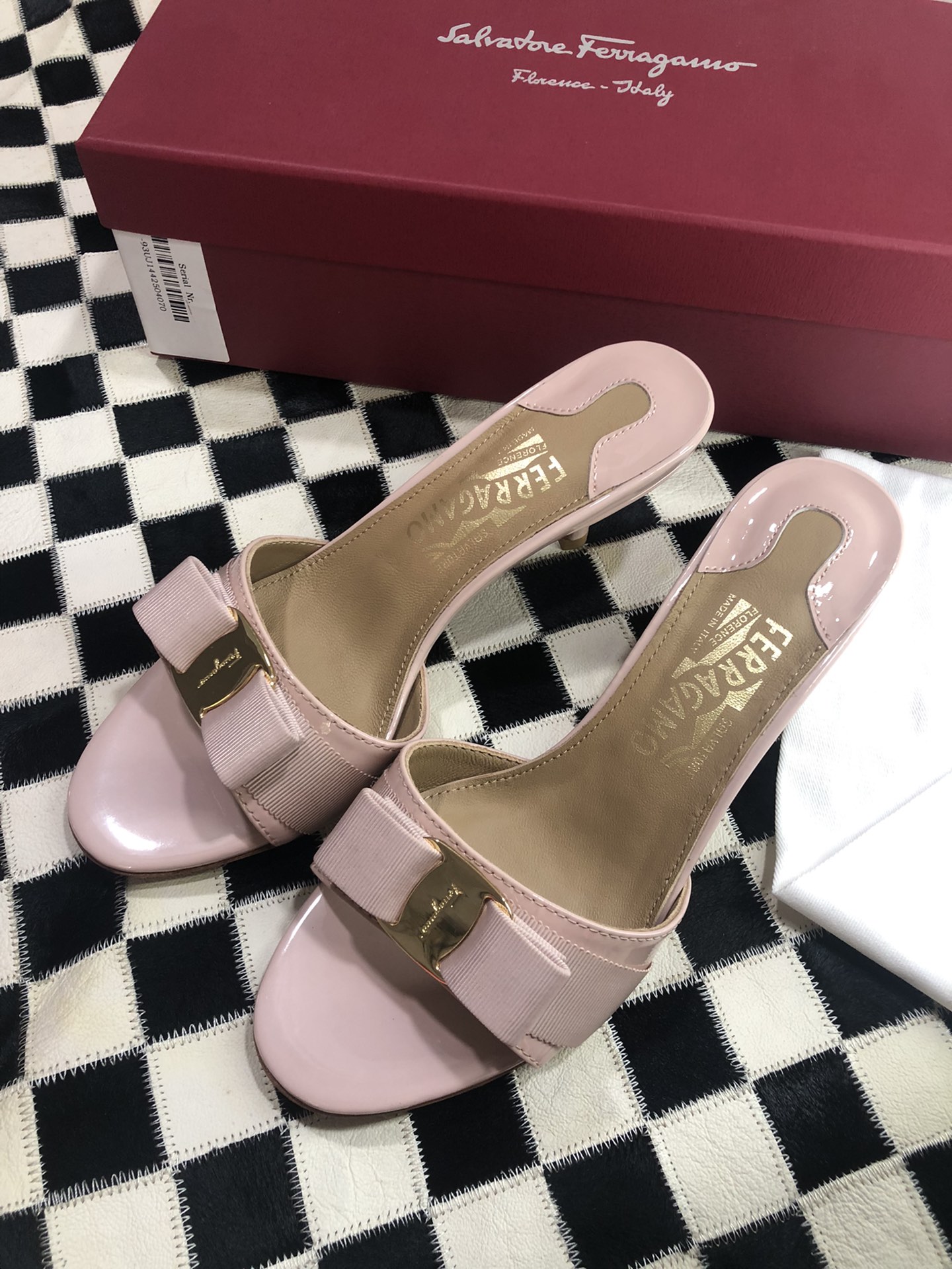 p240💰  🌿👠SF 🎉🎉 🎉🎉 salvatore Ferragamo 菲拉格慕细跟经典款拖鞋高跟凉拖✔️F家永不过时的百搭经典款✔️春夏仙女必备✔️ 🌴🌴🌴
🌱面料：牛漆皮 ➕混种羊皮内里 
🌱大底：真皮大底
🌱跟高： 5.5cm
🌱码数：34/35/36/37/38/39/40/41 （34.40.41定制不退换）