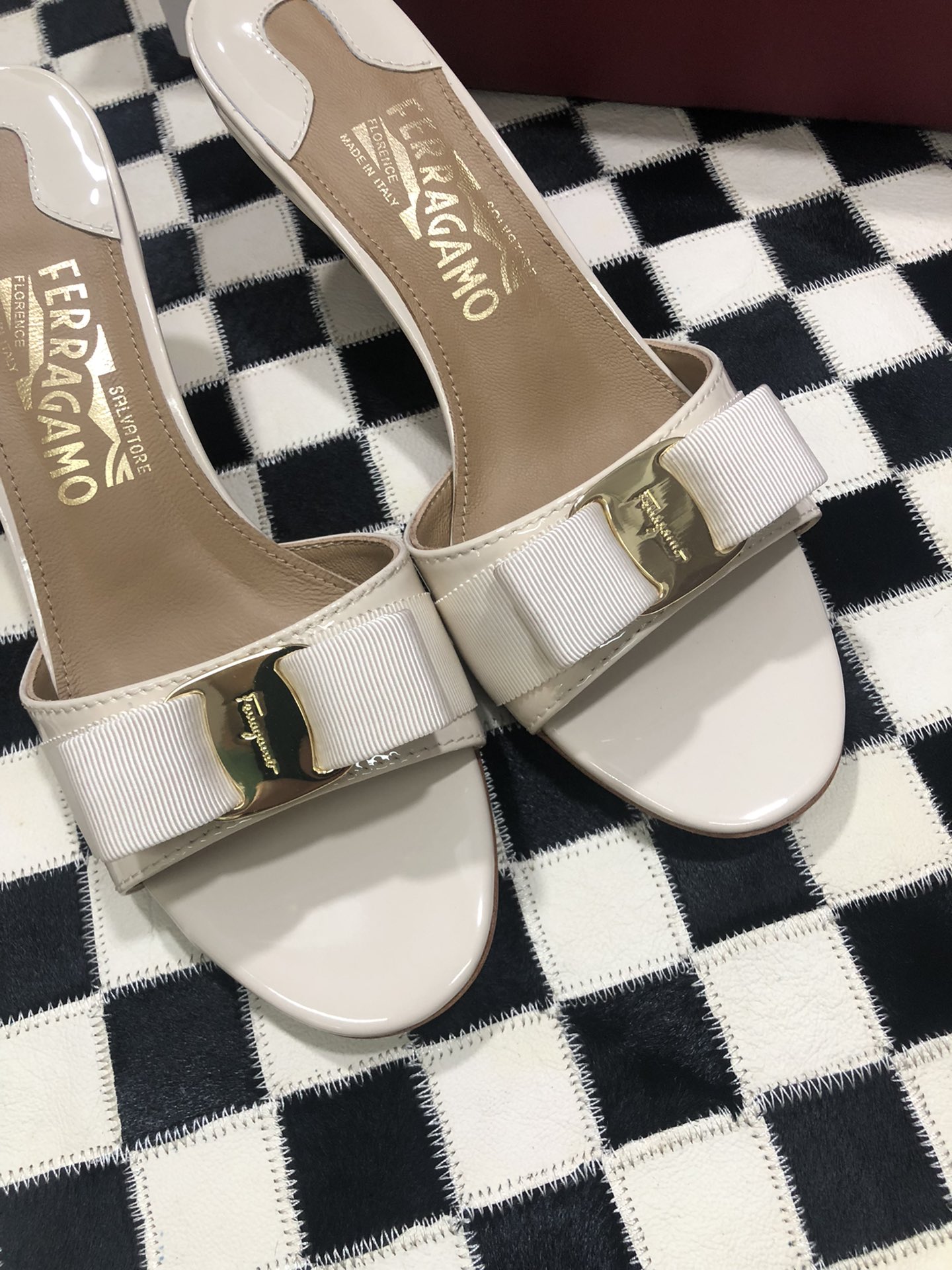 p240💰  🌿👠SF 🎉🎉 🎉🎉 salvatore Ferragamo 菲拉格慕细跟经典款拖鞋高跟凉拖✔️F家永不过时的百搭经典款✔️春夏仙女必备✔️ 🌴🌴🌴
🌱面料：牛漆皮 ➕混种羊皮内里 
🌱大底：真皮大底
🌱跟高： 5.5cm
🌱码数：34/35/36/37/38/39/40/41 （34.40.41定制不退换）