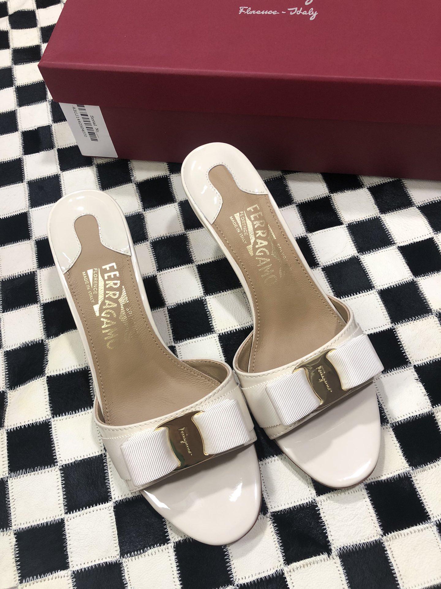 p240💰  🌿👠SF 🎉🎉 🎉🎉 salvatore Ferragamo 菲拉格慕细跟经典款拖鞋高跟凉拖✔️F家永不过时的百搭经典款✔️春夏仙女必备✔️ 🌴🌴🌴
🌱面料：牛漆皮 ➕混种羊皮内里 
🌱大底：真皮大底
🌱跟高： 5.5cm
🌱码数：34/35/36/37/38/39/40/41 （34.40.41定制不退换）