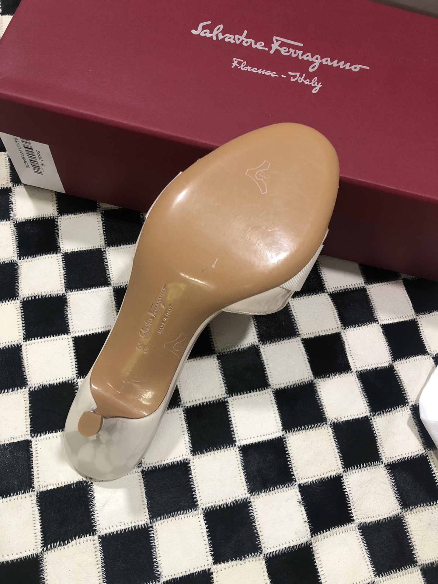 p240💰  🌿👠SF 🎉🎉 🎉🎉 salvatore Ferragamo 菲拉格慕细跟经典款拖鞋高跟凉拖✔️F家永不过时的百搭经典款✔️春夏仙女必备✔️ 🌴🌴🌴
🌱面料：牛漆皮 ➕混种羊皮内里 
🌱大底：真皮大底
🌱跟高： 5.5cm
🌱码数：34/35/36/37/38/39/40/41 （34.40.41定制不退换）