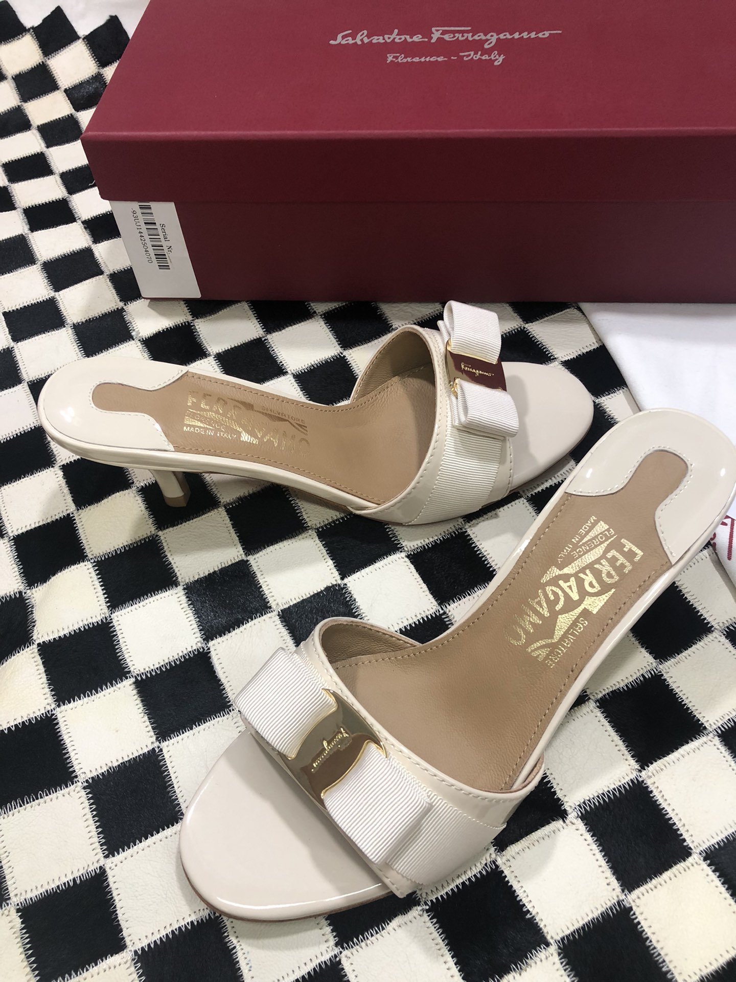p240💰  🌿👠SF 🎉🎉 🎉🎉 salvatore Ferragamo 菲拉格慕细跟经典款拖鞋高跟凉拖✔️F家永不过时的百搭经典款✔️春夏仙女必备✔️ 🌴🌴🌴
🌱面料：牛漆皮 ➕混种羊皮内里 
🌱大底：真皮大底
🌱跟高： 5.5cm
🌱码数：34/35/36/37/38/39/40/41 （34.40.41定制不退换）