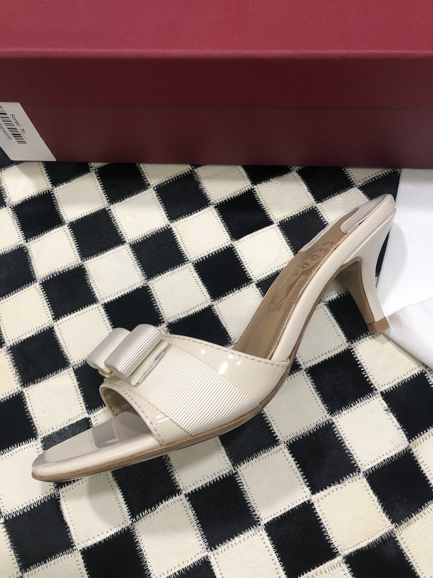 p240💰  🌿👠SF 🎉🎉 🎉🎉 salvatore Ferragamo 菲拉格慕细跟经典款拖鞋高跟凉拖✔️F家永不过时的百搭经典款✔️春夏仙女必备✔️ 🌴🌴🌴
🌱面料：牛漆皮 ➕混种羊皮内里 
🌱大底：真皮大底
🌱跟高： 5.5cm
🌱码数：34/35/36/37/38/39/40/41 （34.40.41定制不退换）