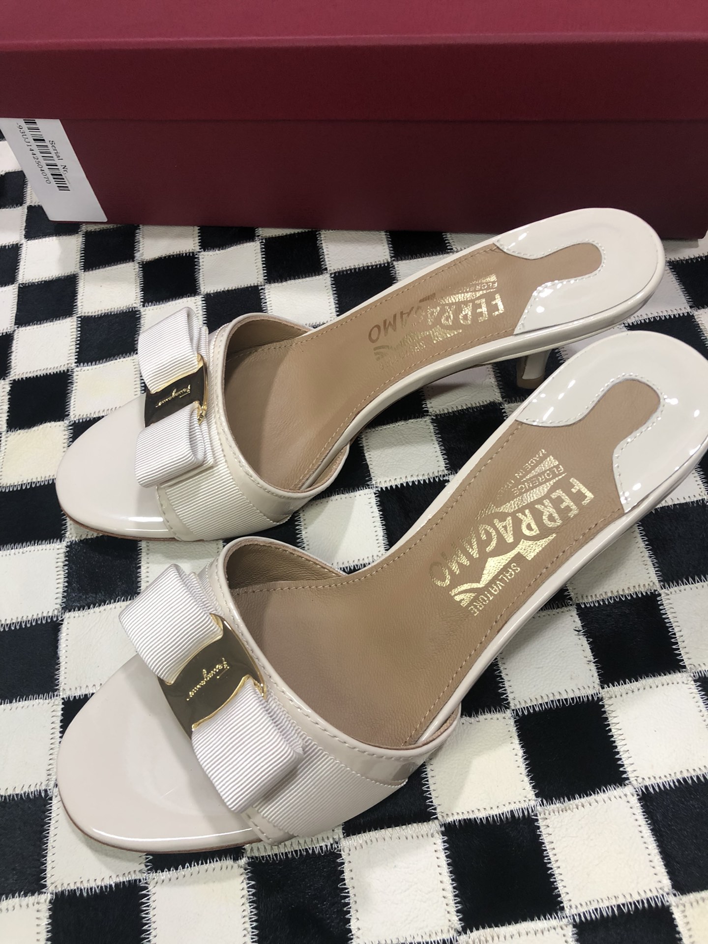 p240💰  🌿👠SF 🎉🎉 🎉🎉 salvatore Ferragamo 菲拉格慕细跟经典款拖鞋高跟凉拖✔️F家永不过时的百搭经典款✔️春夏仙女必备✔️ 🌴🌴🌴
🌱面料：牛漆皮 ➕混种羊皮内里 
🌱大底：真皮大底
🌱跟高： 5.5cm
🌱码数：34/35/36/37/38/39/40/41 （34.40.41定制不退换）