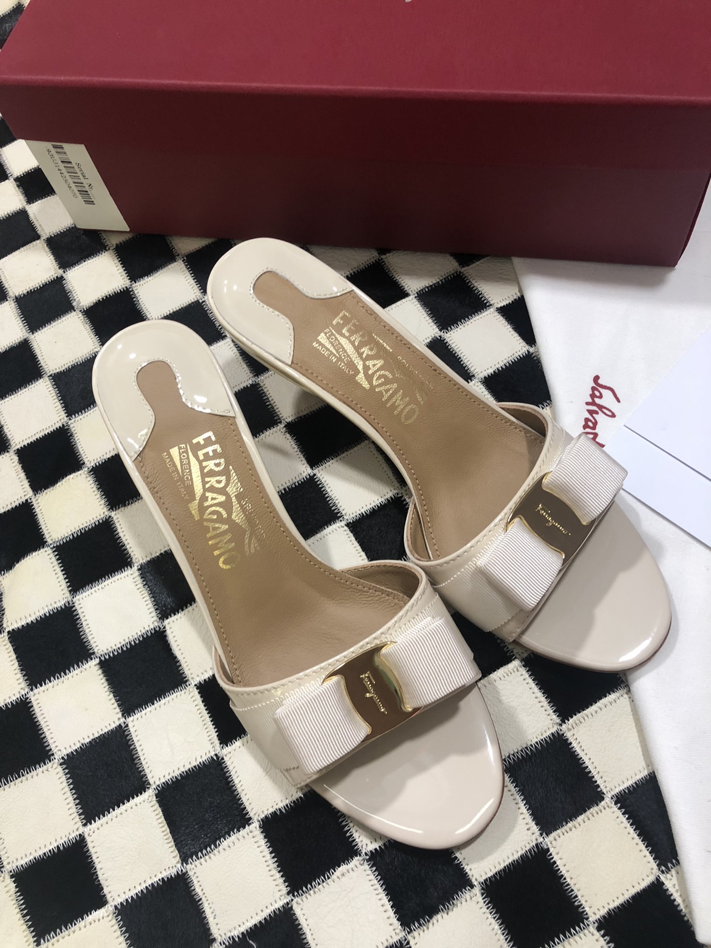 p240💰  🌿👠SF 🎉🎉 🎉🎉 salvatore Ferragamo 菲拉格慕细跟经典款拖鞋高跟凉拖✔️F家永不过时的百搭经典款✔️春夏仙女必备✔️ 🌴🌴🌴
🌱面料：牛漆皮 ➕混种羊皮内里 
🌱大底：真皮大底
🌱跟高： 5.5cm
🌱码数：34/35/36/37/38/39/40/41 （34.40.41定制不退换）