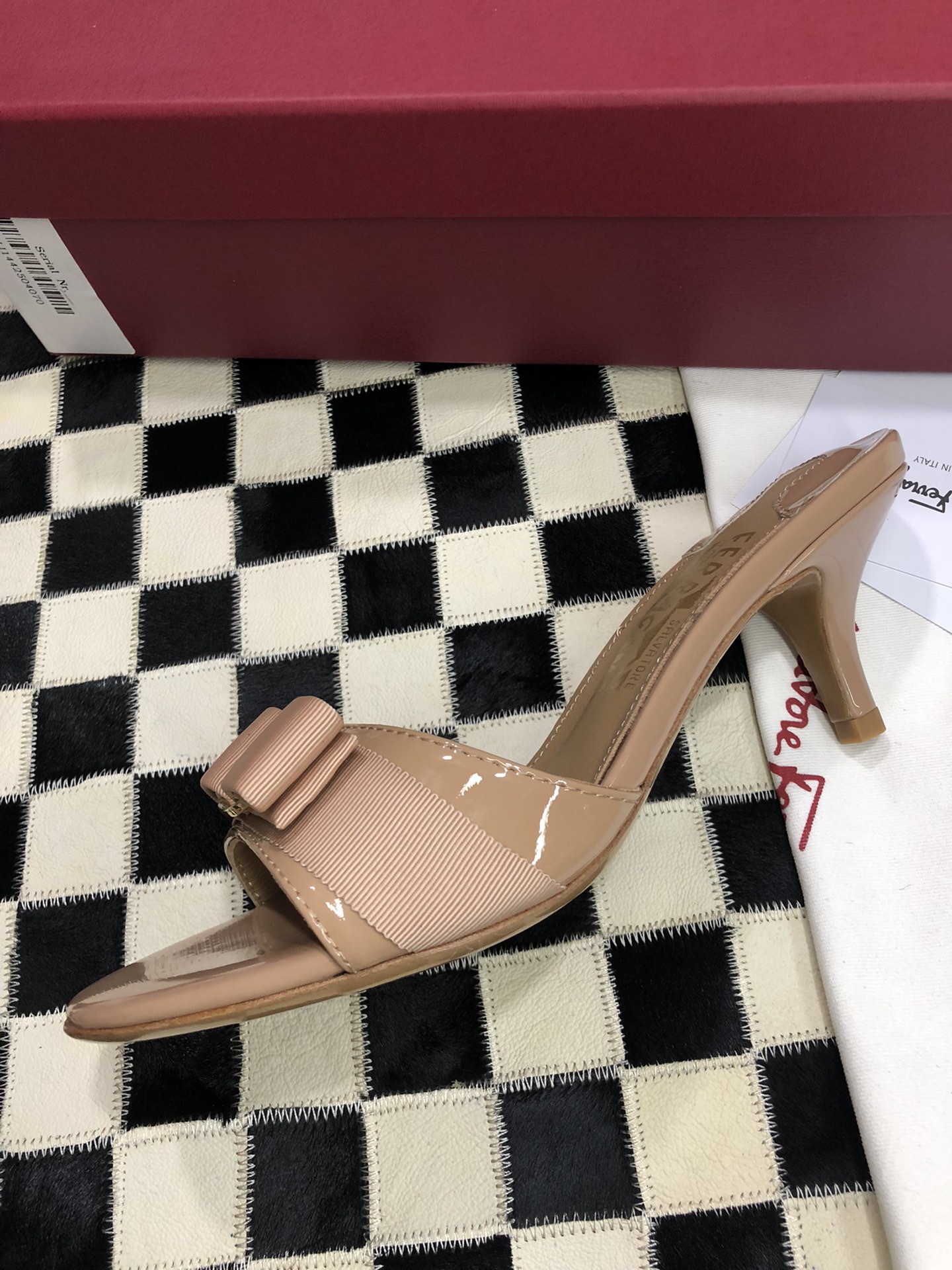p240💰  🌿👠SF 🎉🎉 🎉🎉 salvatore Ferragamo 菲拉格慕细跟经典款拖鞋高跟凉拖✔️F家永不过时的百搭经典款✔️春夏仙女必备✔️ 🌴🌴🌴
🌱面料：牛漆皮 ➕混种羊皮内里 
🌱大底：真皮大底
🌱跟高： 5.5cm
🌱码数：34/35/36/37/38/39/40/41 （34.40.41定制不退换）