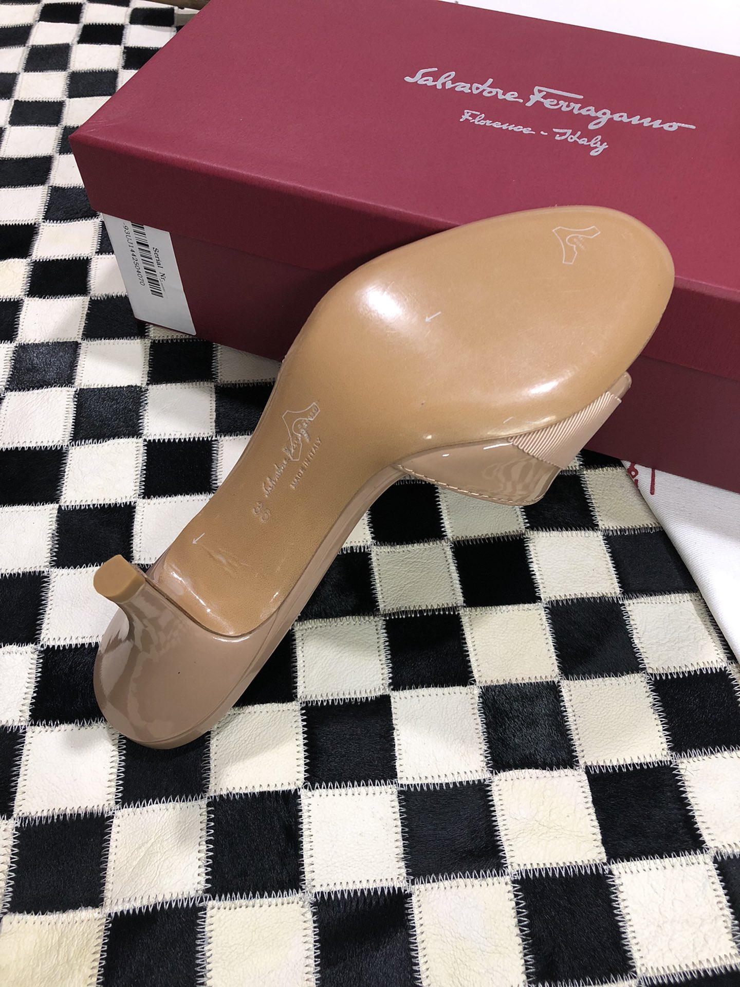 p240💰  🌿👠SF 🎉🎉 🎉🎉 salvatore Ferragamo 菲拉格慕细跟经典款拖鞋高跟凉拖✔️F家永不过时的百搭经典款✔️春夏仙女必备✔️ 🌴🌴🌴
🌱面料：牛漆皮 ➕混种羊皮内里 
🌱大底：真皮大底
🌱跟高： 5.5cm
🌱码数：34/35/36/37/38/39/40/41 （34.40.41定制不退换）