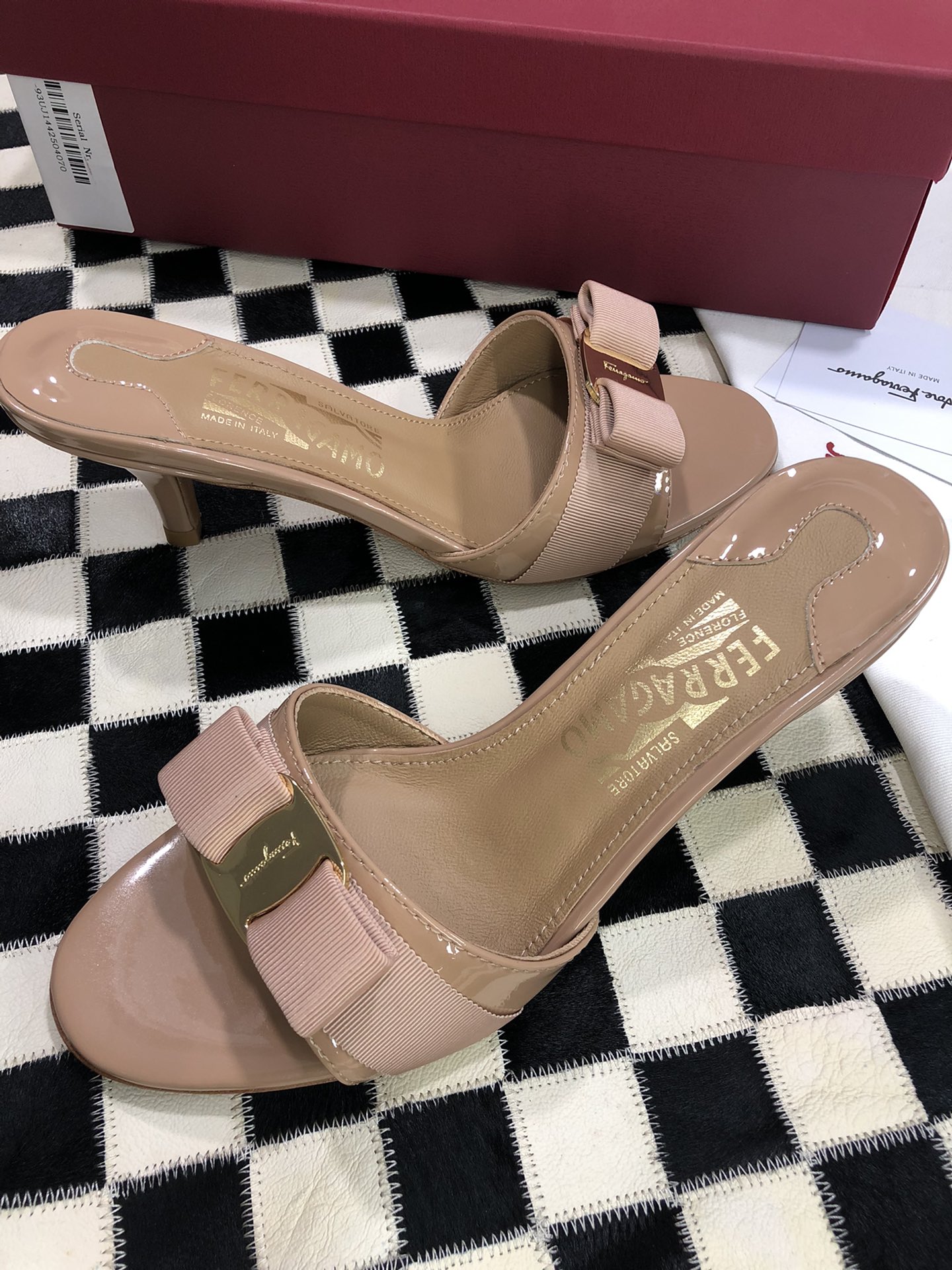 p240💰  🌿👠SF 🎉🎉 🎉🎉 salvatore Ferragamo 菲拉格慕细跟经典款拖鞋高跟凉拖✔️F家永不过时的百搭经典款✔️春夏仙女必备✔️ 🌴🌴🌴
🌱面料：牛漆皮 ➕混种羊皮内里 
🌱大底：真皮大底
🌱跟高： 5.5cm
🌱码数：34/35/36/37/38/39/40/41 （34.40.41定制不退换）