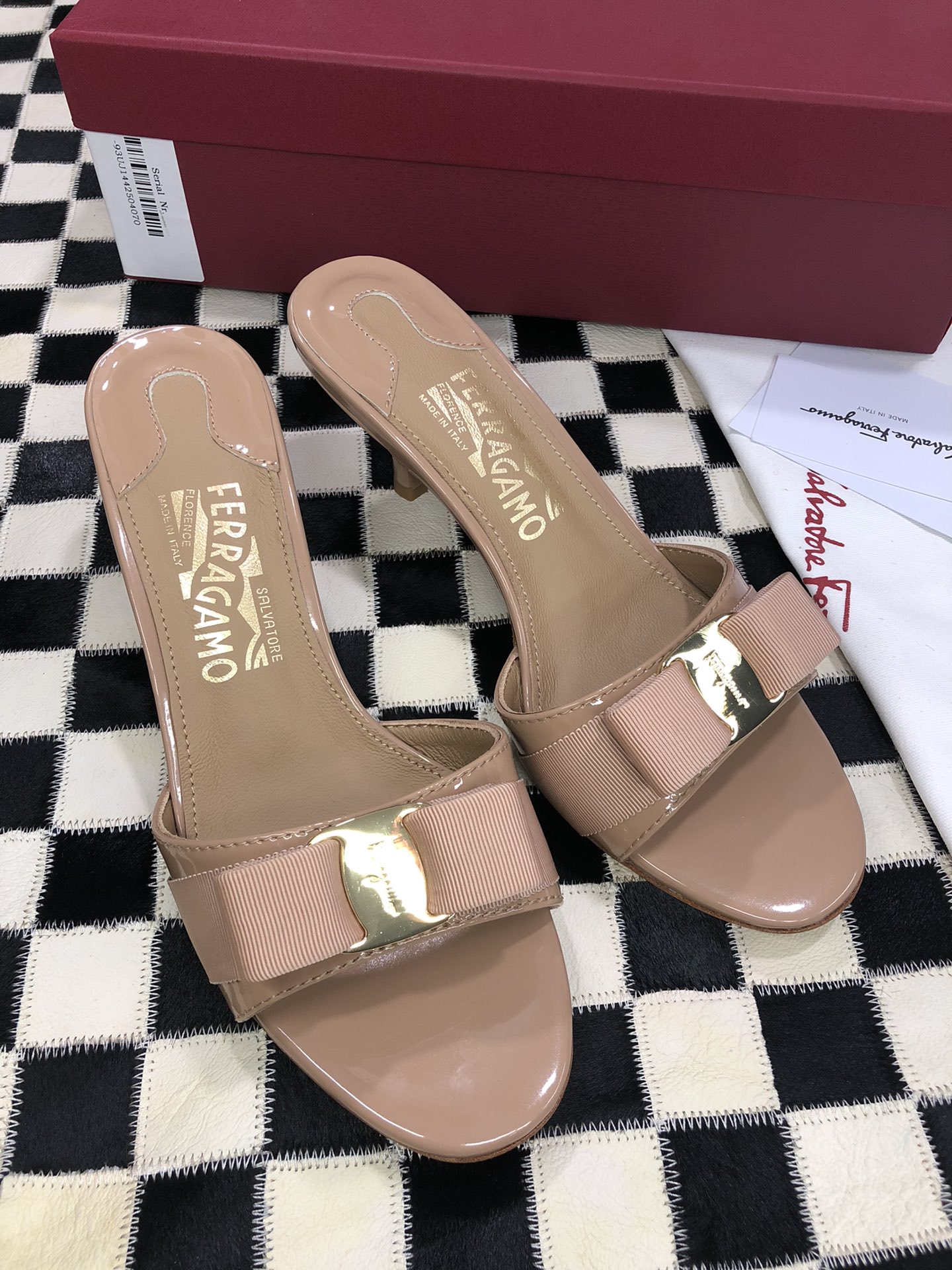 p240💰  🌿👠SF 🎉🎉 🎉🎉 salvatore Ferragamo 菲拉格慕细跟经典款拖鞋高跟凉拖✔️F家永不过时的百搭经典款✔️春夏仙女必备✔️ 🌴🌴🌴
🌱面料：牛漆皮 ➕混种羊皮内里 
🌱大底：真皮大底
🌱跟高： 5.5cm
🌱码数：34/35/36/37/38/39/40/41 （34.40.41定制不退换）