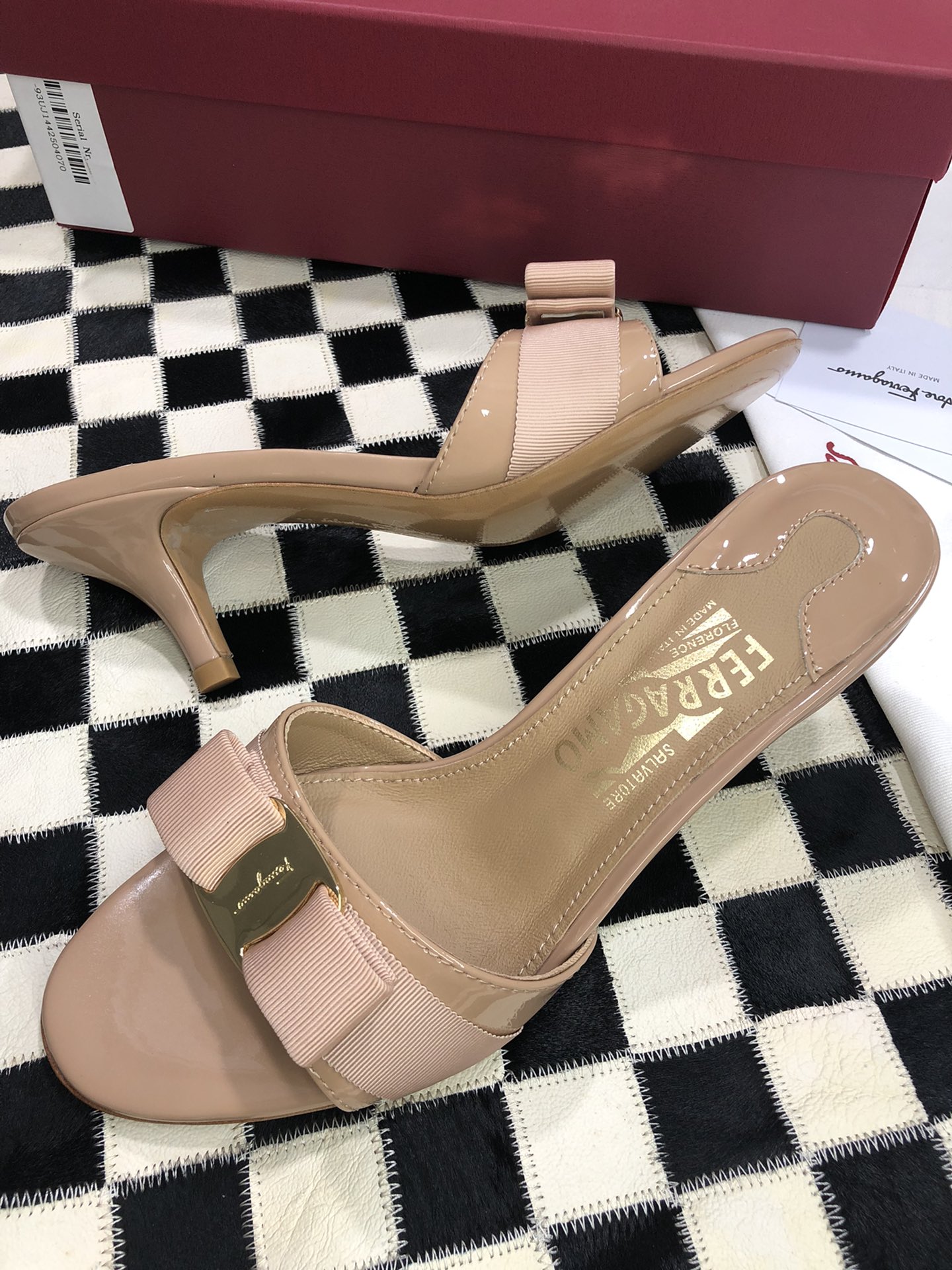 p240💰  🌿👠SF 🎉🎉 🎉🎉 salvatore Ferragamo 菲拉格慕细跟经典款拖鞋高跟凉拖✔️F家永不过时的百搭经典款✔️春夏仙女必备✔️ 🌴🌴🌴
🌱面料：牛漆皮 ➕混种羊皮内里 
🌱大底：真皮大底
🌱跟高： 5.5cm
🌱码数：34/35/36/37/38/39/40/41 （34.40.41定制不退换）