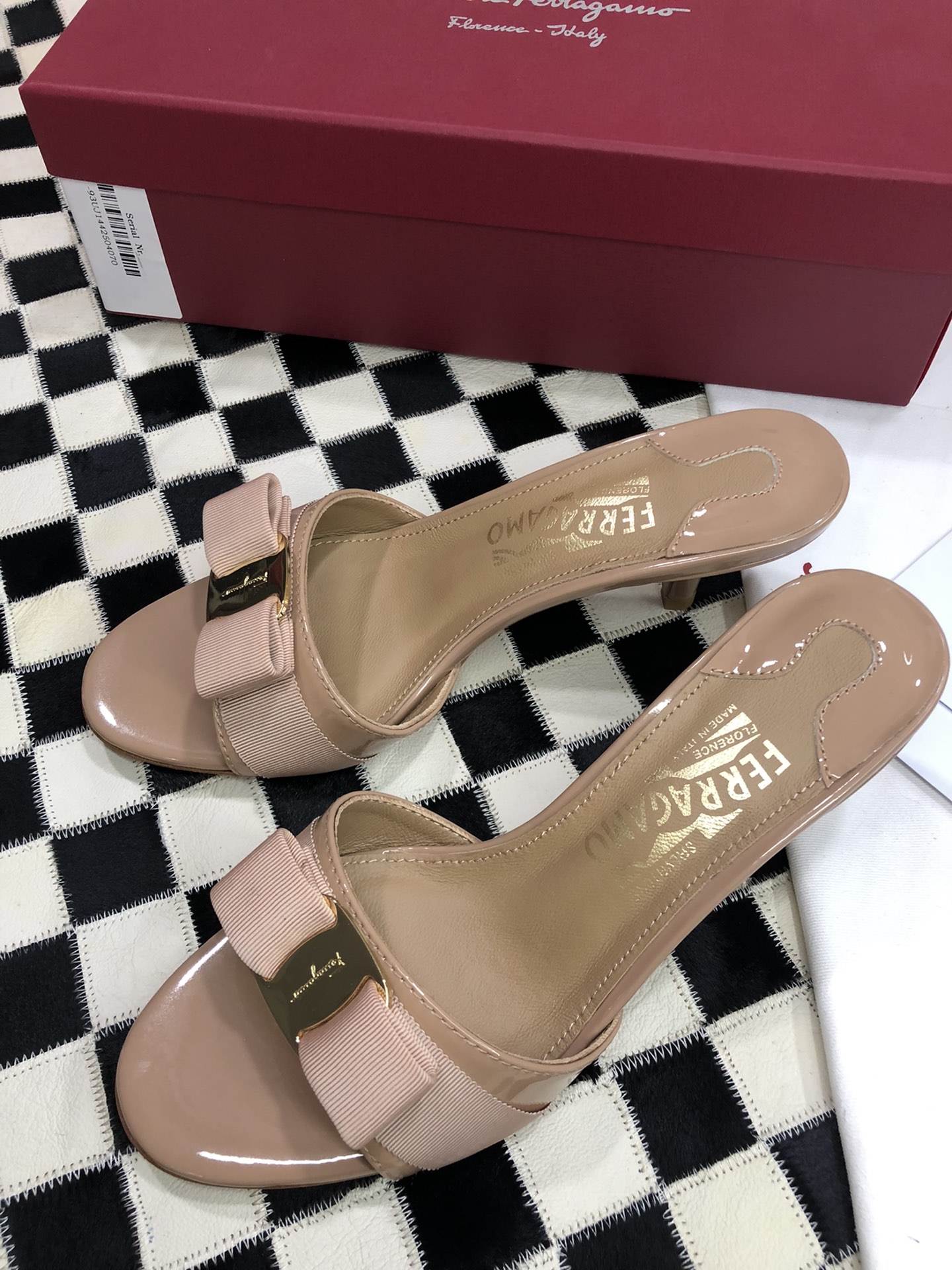 p240💰  🌿👠SF 🎉🎉 🎉🎉 salvatore Ferragamo 菲拉格慕细跟经典款拖鞋高跟凉拖✔️F家永不过时的百搭经典款✔️春夏仙女必备✔️ 🌴🌴🌴
🌱面料：牛漆皮 ➕混种羊皮内里 
🌱大底：真皮大底
🌱跟高： 5.5cm
🌱码数：34/35/36/37/38/39/40/41 （34.40.41定制不退换）